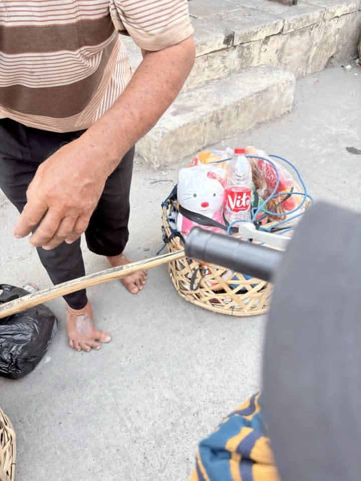LiaAfri03881071's tweet photo. Warga Bekasi Khusus nya marakas Pondok Ungu kalo ketemu bapak celengan nya tolong dibantu beli yuk, tadi ketemu sekitaran jam 3 sore bapak nya keliling disitu pas ketemu aku deket arah mau ke gapura belakang Grand Duta City nya
Bapak nya seneng banget dibeli bener2 yang ramah banget, semangat terus ya pak btw tapi aku salfok sama kaki bapak yang ga pake sendal 😭aku ngehnya tadi pas mau posting 😭pokok nya sehat selalu pak dan lancar rejeki nya
cc: chellsfan