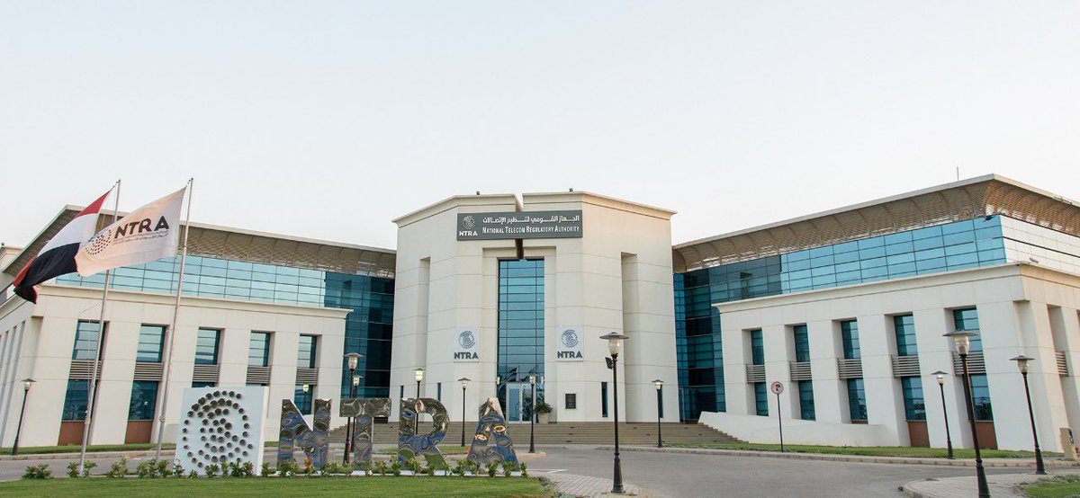 mfathy_'s tweet photo. " تنظيم الاتصالات " يحيل شركات المحمول  إلى النيابة العامة ويتخذ إجراءات تنظيمية حاسمة لحماية حقوق المواطنين

في إطار متابعة الجهاز القومي لتنظيم الاتصالات للشكاوى الواردة من بعض المستخدمين بشأن وجود خطوط هاتف محمول مسجلة ببياناتهم الشخصية دون علمهم أو حيازتهم لها، وفي إطار التعاون المستمر والدائم بين الجهاز القومي لتنظيم الاتصالات والنيابة العامة في كافة المخالفات القانونية والتنظيمية، أعلن الجهاز إحالة شركات المحمول الأربع إلى النيابة العامة، وذلك لاتخاذ شؤون التحقيق حيال الوقائع محل الشكاوى، في ضوء ما قام به الجهاز من إجراءات الفحص والتفتيش للشكاوى الواردة إليه خلال اليومين الماضيين وما استتبعه من استكمال الأدلة والقرائن والمستندات المرتبطة بها، واتخاذ ما يلزم وفقًا لأحكام القانون.
ويأتي ذلك في إطار حرص الجهاز على حماية حقوق مستخدمي خدمات الاتصالات وصون بياناتهم الشخصية، والتصدي لأي ممارسات تخالف القواعد والإجراءات التنظيمية المعتمدة لتسجيل وتفعيل خطوط المحمول.
وعلى سياق آخر، وعقب الاجتماعات التي عُقِدَت مع شركات المحمول الأربع، أقر الجهاز حزمة من الإجراءات التنظيمية العاجلة تستهدف إحكام منظومة تسجيل خطوط المحمول، والتحقق من هوية حائزيها الفعليين، ومنع تكرار مثل هذه الوقائع مستقبلًا.
وتضمنت الإجراءات وقف بيع أو تفعيل أي خطوط جديدة من خلال أنظمة الشركات للجهات والمؤسسات، سواء التابعة للقطاع الخاص أو الجهات والهيئات الحكومية، كما ألزم الجهاز شركات المحمول بإرسال رسائل نصية إلى كافة الخطوط القديمة المسجلة على أنظمة الشركات، لإخطار حائزيها بضرورة التوجه إلى فروع شركات المحمول، لإبرام عقود جديدة باسم الحائز الفعلي للخط، على أن يتم إلغاء الخط نهائيًا في حالة عدم استكمال إجراءات التعاقد خلال المهلة المحددة.
كما وجه الجهاز بالإسراع في إتاحة آليات التحقق البيومتري لحائزي خطوط المحمول عبر التطبيقات الإلكترونية لشركات المحمول خلال الفترة المقبلة، بما يتيح التحقق من هوية المستخدم بصورة أكثر أمانًا، وتمكين المواطن من اتخاذ الإجراءات اللازمة تجاه أي خط مسجل باسمه ولا يقع في حيازته.
وأكد الجهاز القومي لتنظيم الاتصالات أنه لن يتهاون مع أي مخالفة للقواعد والضوابط التنظيمية المنظمة لعمليات بيع وتسجيل وتفعيل خطوط المحمول، مشددًا على أنه في حالة عدم التزام أي شركة بالقواعد التنظيمية الصادرة عن الجهاز، سيتم اتخاذ الإجراءات القانونية والإدارية المقررة، والتي قد تصل إلى وقف بيع وتفعيل خطوط جديدة للشركة المخالِفة وإحالة الوقائع إلى النيابة العامة لإعمال شؤونها وفقًا لأحكام القانون.
وشدد الجهاز على استمرار متابعته الدقيقة لتنفيذ الإجراءات الجديدة من جانب شركات المحمول، واتخاذ كافة التدابير اللازمة لضمان الالتزام بها، مؤكدًا أن حماية حقوق المواطنين وبياناتهم الشخصية وضمان سلامة إجراءات تسجيل خطوط المحمول تمثل أولوية أساسية للجهاز.