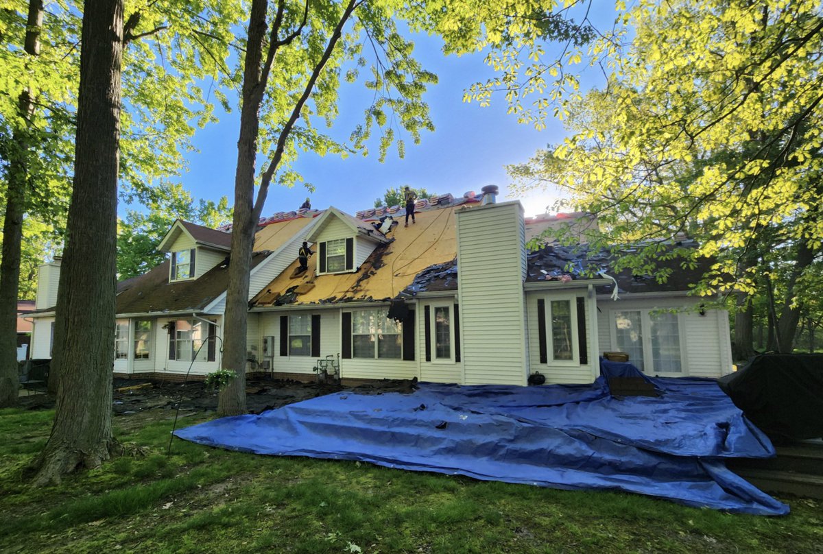 RJKRoofing's tweet photo. Some beautiful in-progress shots of a recent job in Mentor! Great job to this hardworking crew, keep it up 💪 https://t.co/06ah4cl2ST