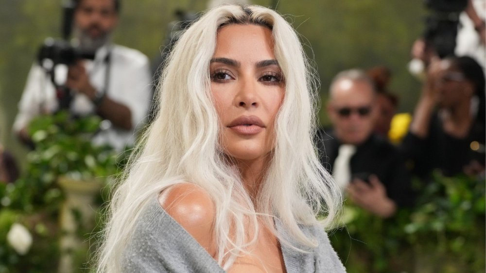 IGIHE's tweet photo. Umugabo yatawe muri yombi muri Leta ya California muri Amerika, akekwaho kwinjira mu rugo rwa Kim Kardashian ruherereye mu gace ka Hidden Hills no kwiba imwe mu modoka ze. 

Amakuru yatanzwe n’inzego z’umutekano avuga ko uyu mugabo akekwaho kwinjira muri uru rugo atabyemerewe, agakuramo ibintu bitandukanye ndetse akaniba imwe mu modoka za Kardashian.

➡️https://t.co/NInIquJKte
