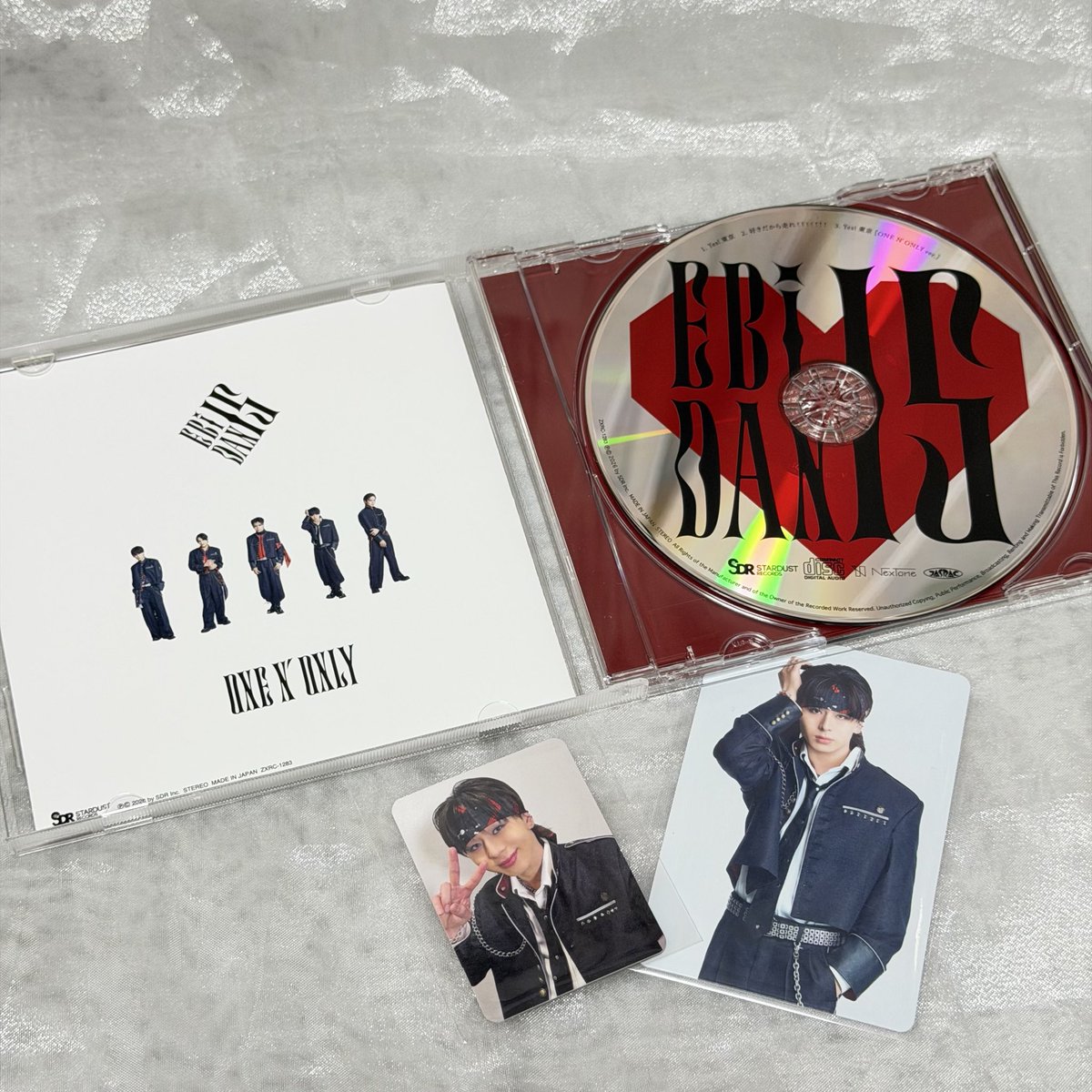 rrr9214__'s tweet photo. グループ盤1枚しか買わなかったけどどっちもえいくぴで嬉しいー！！！
あとCDのデザイン可愛い❤️🖤 https://t.co/aCYmICuipy