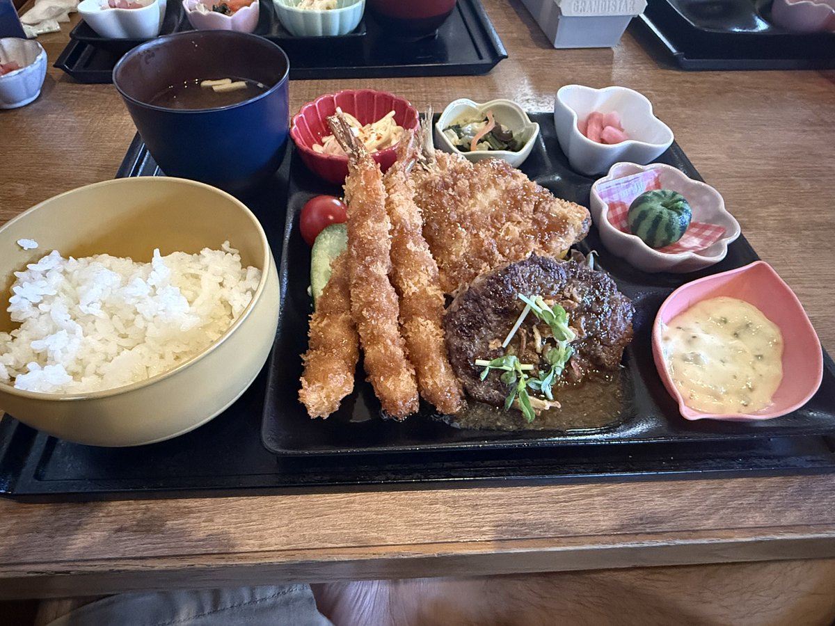 xKaMuI_4's tweet photo. 久々ギルティな1日🍤🍜
たまにはいいよね（笑） https://t.co/m22EbQQJnm