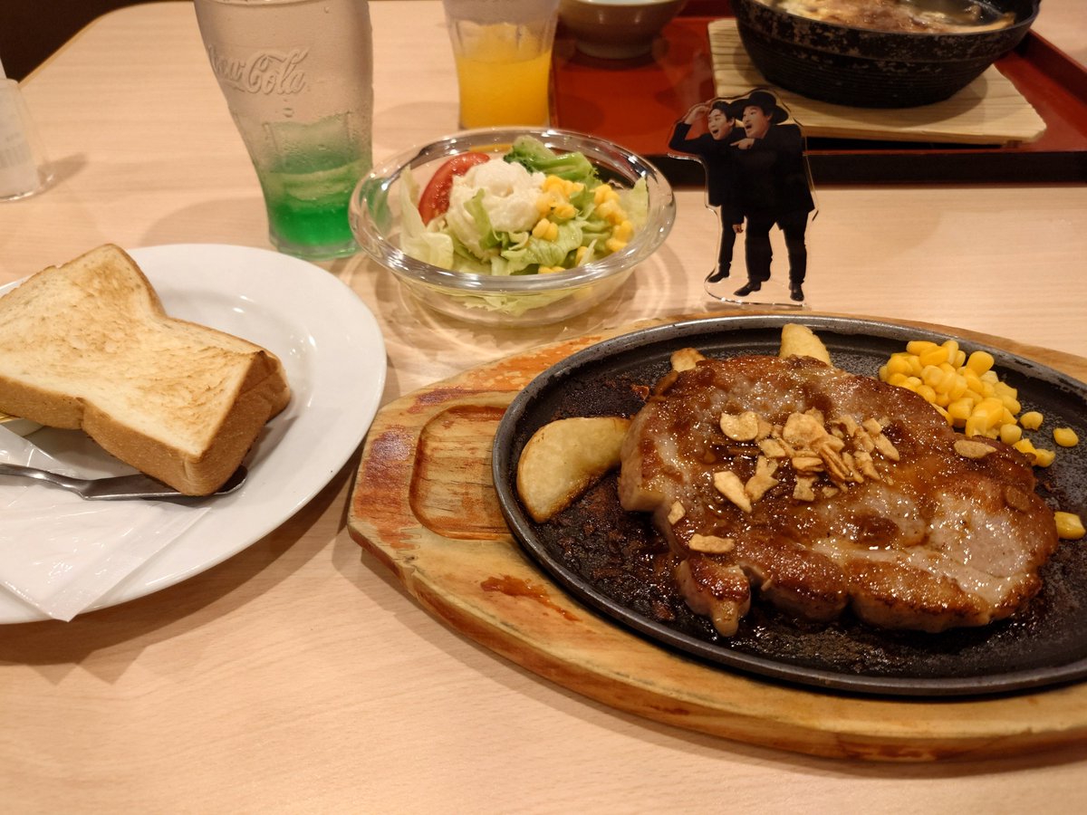 LMsUbDykCptDtrV's tweet photo. ライブの感想とかを話せて楽しかった✨
アクスタの使い方がまだまだよくわからないから師匠にご教授いただき、お互いこれから2時間掛けて地元に帰らなきゃいけないのに22時近くまで話してしまった💦楽しかった✨
次のライブは月末！
３週間後にまた昨日今日と聴けなかった曲に出会えたら嬉しいな♪ https://t.co/uL4ZwLt2X5