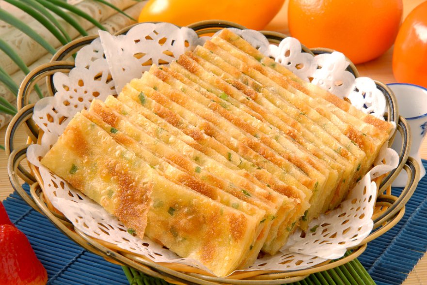 FloraWinifquqe's tweet photo. Craving late-night eats Check out the crispy scallion pancake steaming hot from the street cart—golden, flaky, and oh-so-savory!， https://t.co/eTTIve5BSa