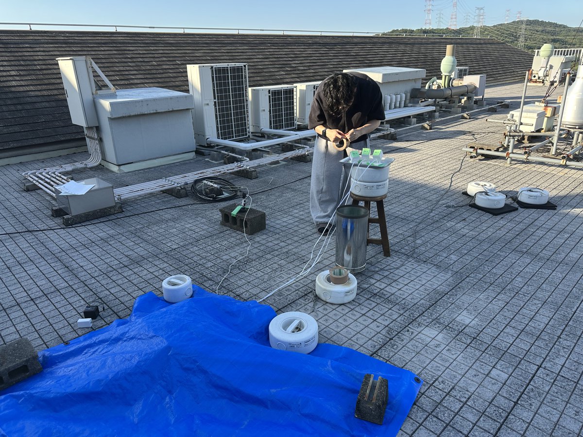 y_nishika's tweet photo. 弊研究室では「屋上に観測機器を設置するから手伝え」の意味になります https://t.co/9N3cs0Ow5z