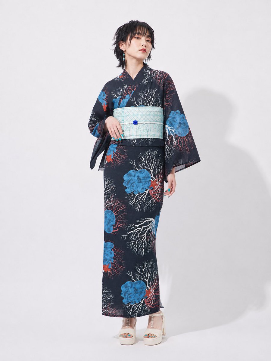 kimono_base's tweet photo. 「これ、浴衣です👘」
ワンピース×羽織で楽しむ、倭物やカヤの二部式浴衣をキモノベースで取扱中✨ 着付け不要で気軽に和装スタイル。羽織はUVカット加工で普段使いにも◎ “浴衣＝夏祭り”だけじゃない。和服をもっと自由に。
#大阪リユース着物 https://t.co/K62FtHNMyQ