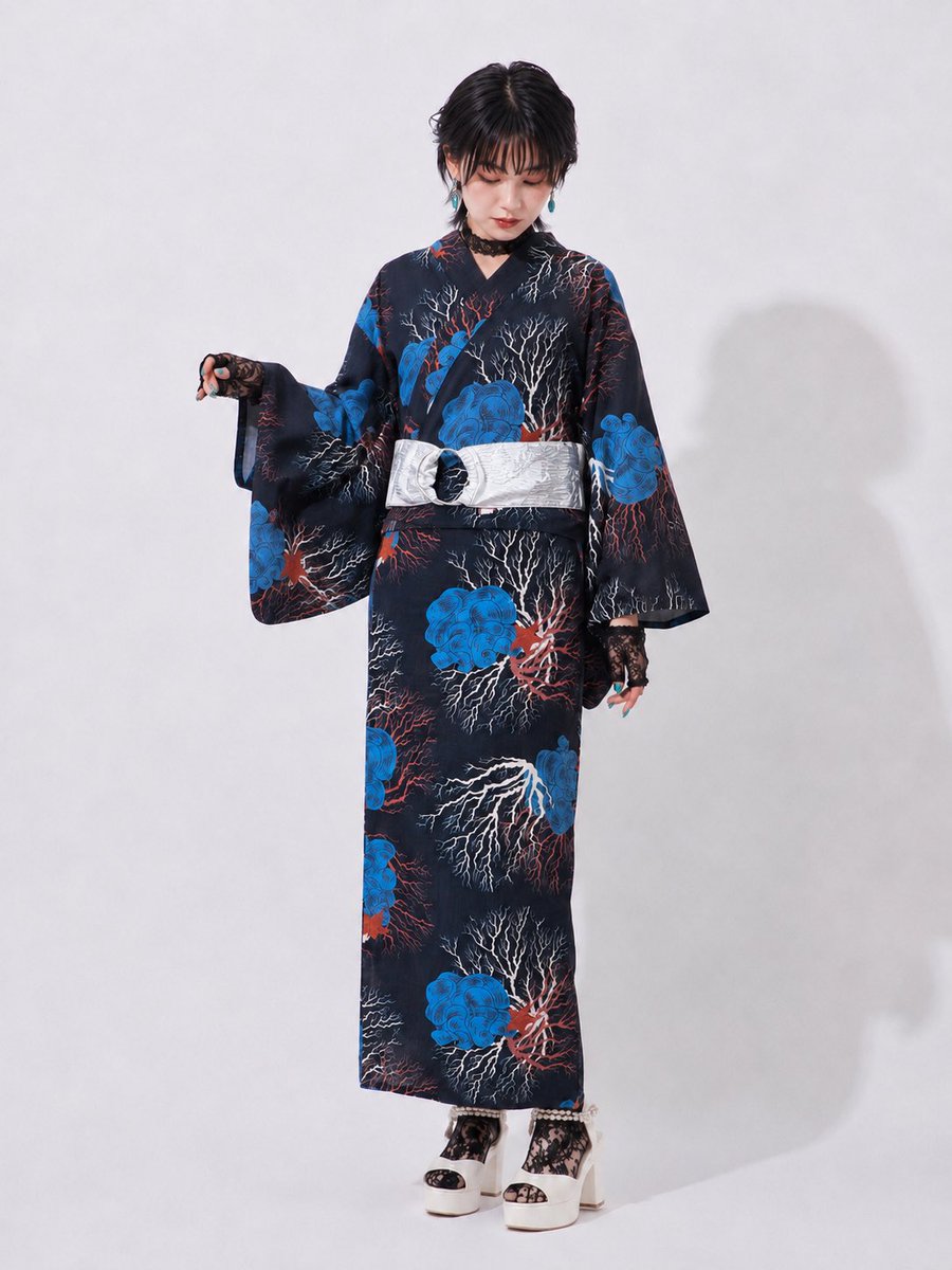 kimono_base's tweet photo. 「これ、浴衣です👘」
ワンピース×羽織で楽しむ、倭物やカヤの二部式浴衣をキモノベースで取扱中✨ 着付け不要で気軽に和装スタイル。羽織はUVカット加工で普段使いにも◎ “浴衣＝夏祭り”だけじゃない。和服をもっと自由に。
#大阪リユース着物 https://t.co/K62FtHNMyQ