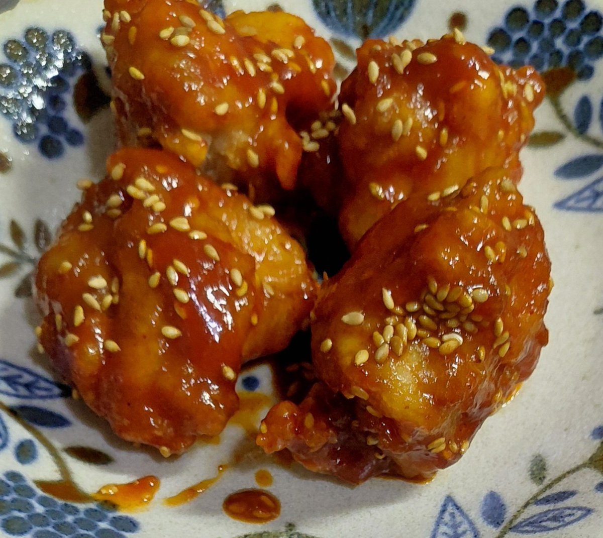riulvljdtat's tweet photo. 今夜の晩御飯はヤンニョムチキン。COOKPADを見ながら挑戦してみたら、コチュジャンのピリ辛さが絶妙で美味しい!😋夏はやっぱり辛いメニューが食べたくなります☀️家族からの評判もすごく良かったので、ぜひまた作りた��と思います。リピ確定です!
#ヤンニョムチキン #晩御飯
#COOKPAD #おうちごはん https://t.co/MUnlPmhaDR