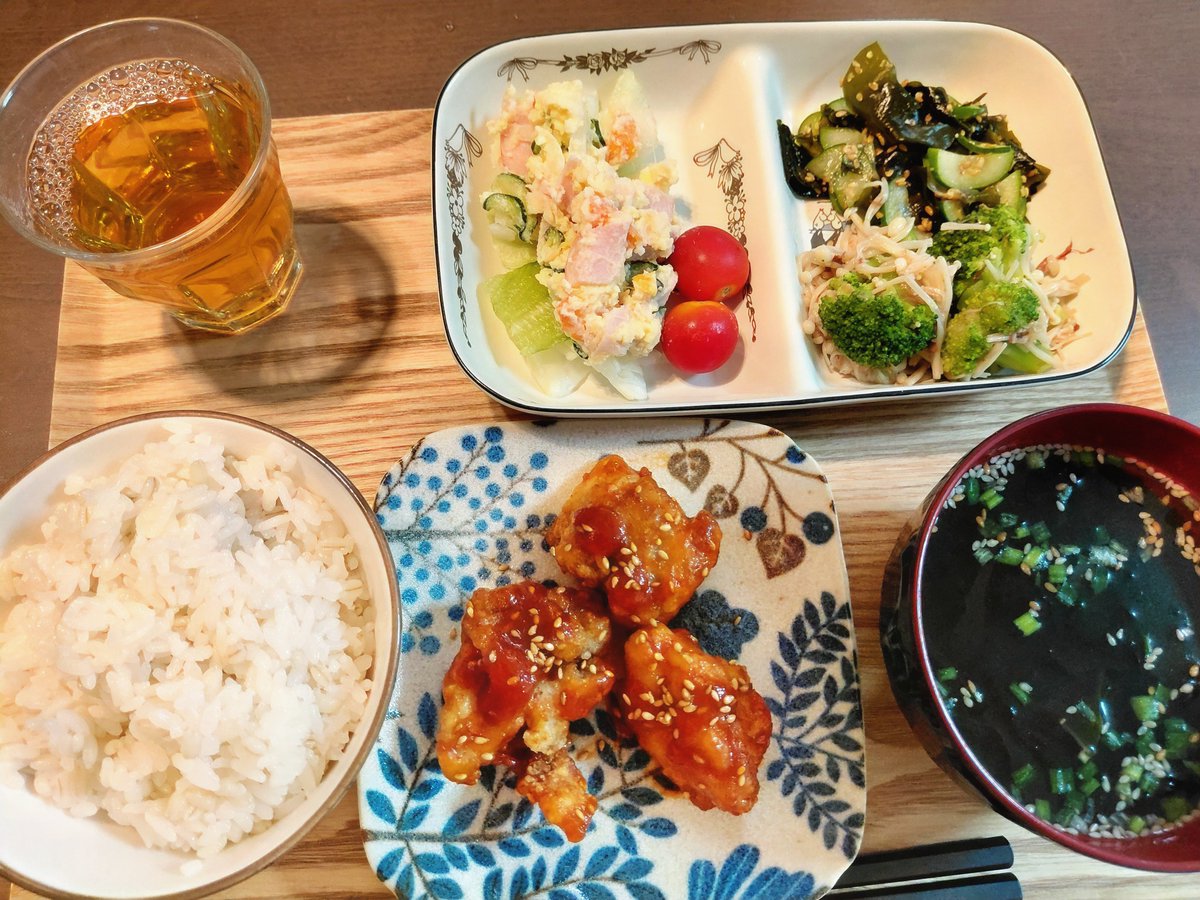 riulvljdtat's tweet photo. 今夜の晩御飯はヤンニョムチキン。COOKPADを見ながら挑戦してみたら、コチュジャンのピリ辛さが絶妙で美味しい!😋夏はやっぱり辛いメニューが食べたくなります☀️家族からの評判もすごく良かったので、ぜひまた作りた��と思います。リピ確定です!
#ヤンニョムチキン #晩御飯
#COOKPAD #おうちごはん https://t.co/MUnlPmhaDR