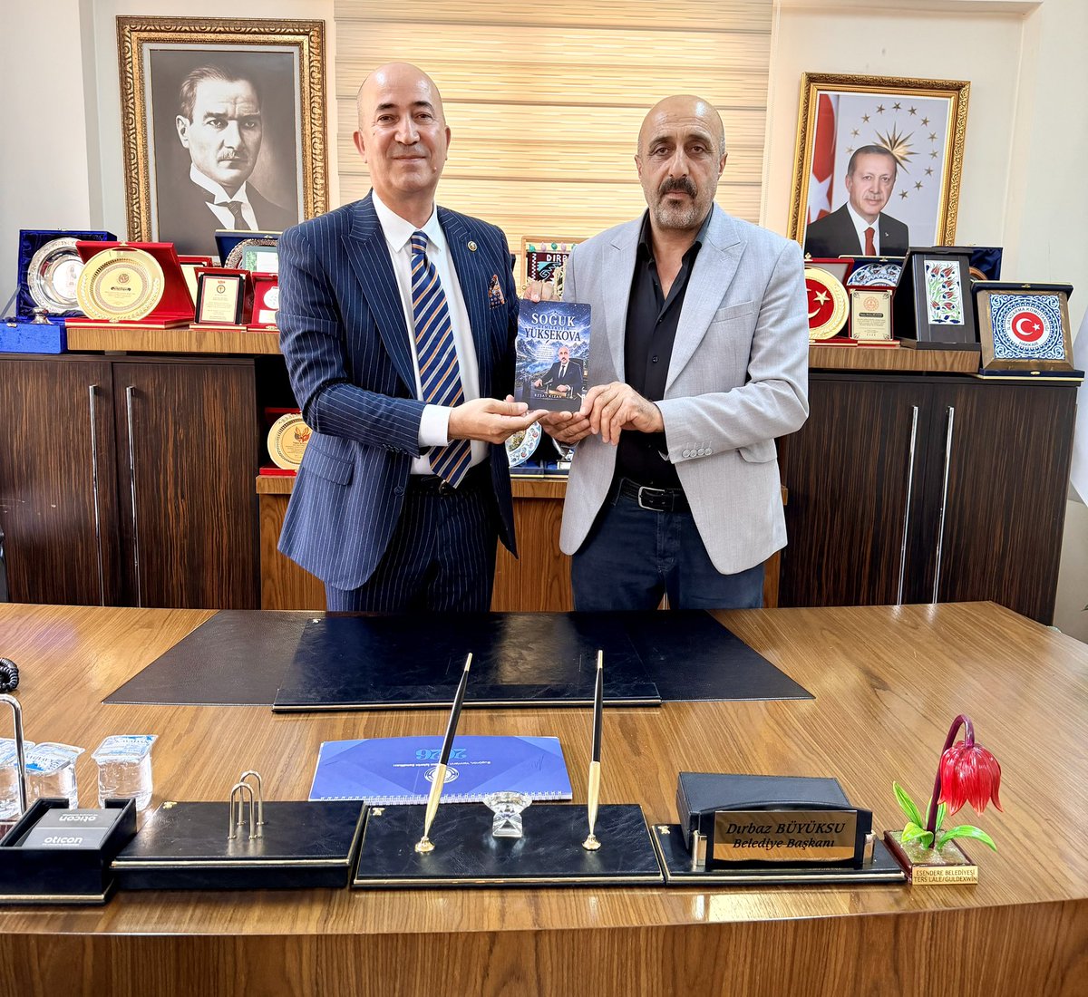dirbazbuyuksu's tweet photo. Bölük Mahallesi Muhtarımız Sayın Reşat Kızan, Diri ailesinin büyüklerinden Hetem Diri ve Menaf Kızan belediyemizi ziyaret ettiler.

Ziyaretleri sırasında Sayın Reşat Kızan’ın kaleme aldığı “Soğuk Memleketim Yüksekova” adlı şiir kitabını bizlere hediye etmeleri ayrıca bizleri mutlu etti.

Yüksekova’nın güzelliklerini, duygularını ve hatıralarını şiirlerle yaşatan kıymetli eser için kendilerini tebrik ediyor, başarılarının devamını diliyorum. 📖✍️