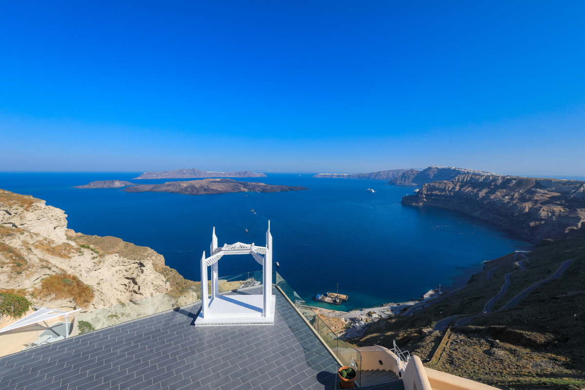 LifeChangeApps's tweet photo. Just got back from a sunrise hike up Santorini’s cliffs—pink skies crashing into the Aegean, and a fresh gyro from a street stall afterward that tasted exactly like Greek summer. This is the good stuff. https://t.co/GaOeNrnlUg