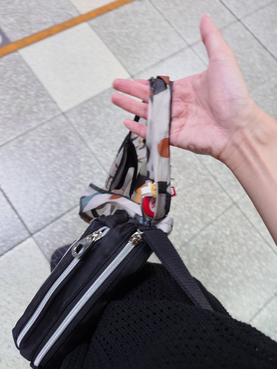 ARRENDO_A's tweet photo. 酔っ払ってたら荷物捨てそうだから、リールキーホルダーに引っ掛けた
土産のビールが入ってるんですけど、ガンガンに振り回されてる気がする https://t.co/lvbRrxZaV4