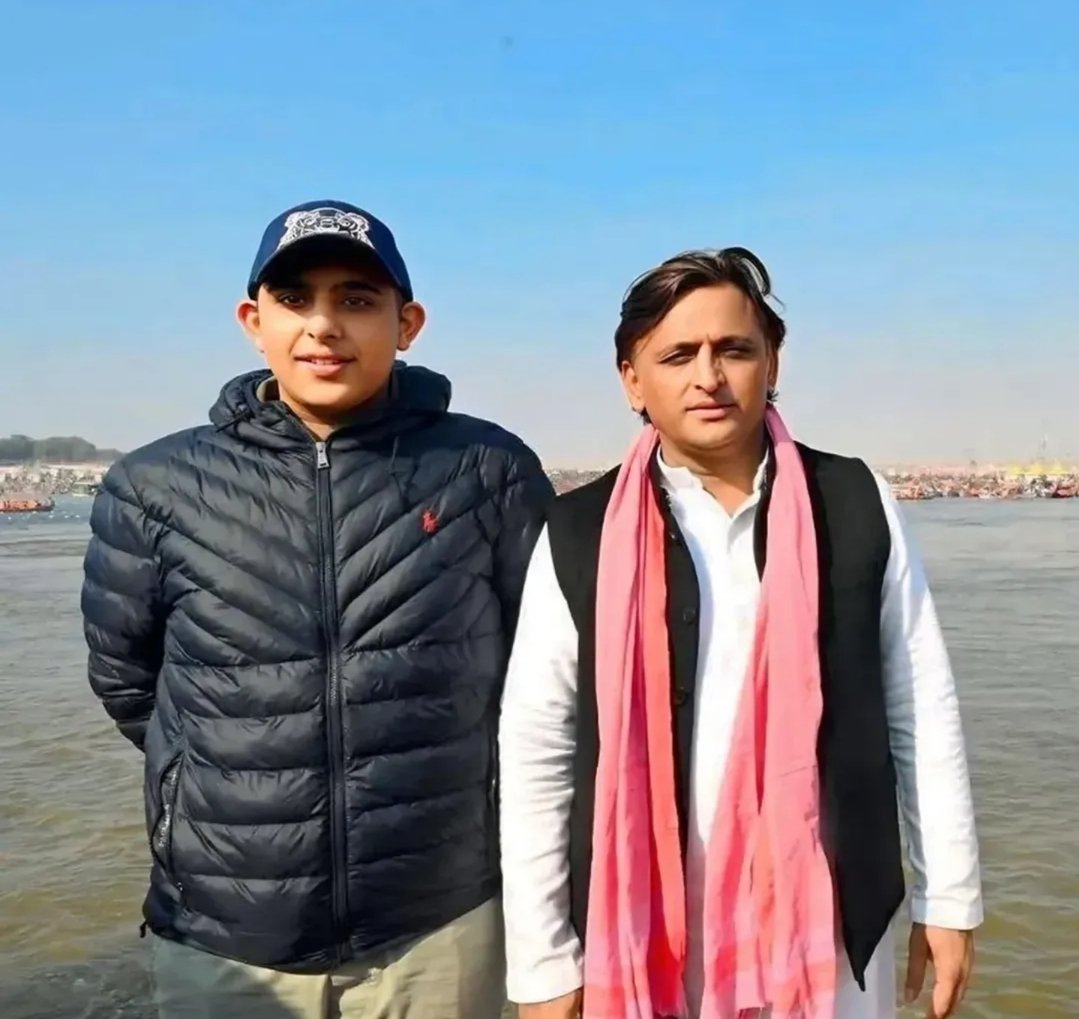 BhanuNand's tweet photo. आज फिर कोई आकाश आनंद को गलत स्क्रिप्ट पकड़ा गया भाषण के दौरान Aakash Anand ने अखिलेश यादव को अंकल कहकर संबोधित किया 

इसके पीछे उन्होंने तर्क दिया एक 30 साल का लड़का 50 साल के आदमी को अंकल नहीं कहेगा तो और क्या कहेगा?

मुझे पता है यह उस बात का जवाब है जो अखिलेश यादव ने मायावती को बुआ कहकर संबोधित किया था 

मुझे लगता है बहुजन समाज पार्टी को उस बात को लंबा नहीं खींचना चाहिए था अगर बुआ शब्द का जवाब देना था तो उसी समय एक-दो साल के भीतर दे देते अब बात बहुत पुरानी हो गई है।

मायावती की उम्र करीब 70 साल है इस हिसाब से अखिलेश यादव का पुत्र जब राजनीति में आएगा तो मायावती को मंच से दादी या फिर अम्मा कहकर संबोधित करे आकाश आनंद के अनुसार।