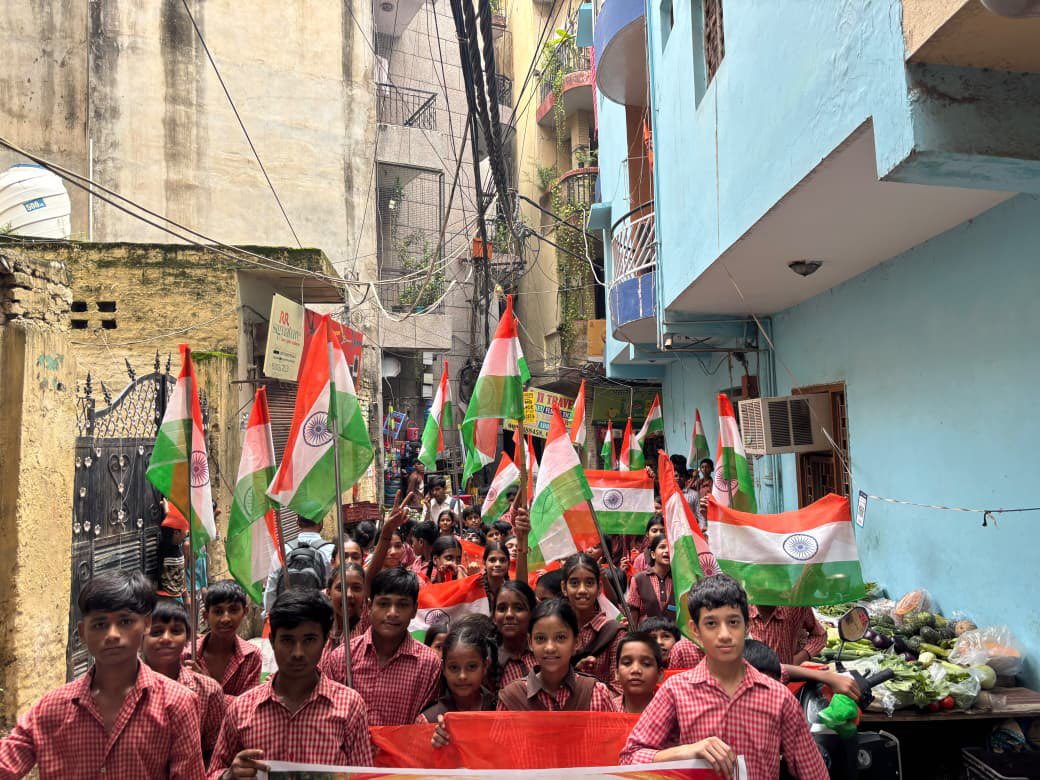 MunirkaSchool's tweet photo. Tiranga Yatra in the nearby locality under ‘Har Ghar Tiranga’ campaign. #HarGharTiranga https://t.co/gbCvr75HfA