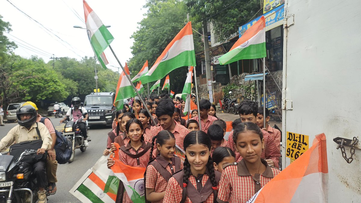 MunirkaSchool's tweet photo. Tiranga Yatra in the nearby locality under ‘Har Ghar Tiranga’ campaign. #HarGharTiranga https://t.co/gbCvr75HfA