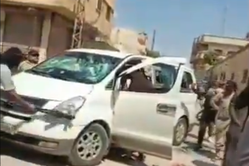 selimtemo's tweet photo. Piştî 7 salan, 400 malbatên Kurd xwestin vegerin Serêkaniyê. Lê çeteyên bi alîkariya dewleta Tirkan dest danîbûn ser mal û milkê Kurdan, êrîşê wan dikin, nahêlin têkevin nav bajêr. Divê Kurd hişyar bin, haydar bin. 

Serêkaniyê mala me ye!

#Serêkanî
#Rojava https://t.co/0PiaGL5Otk
