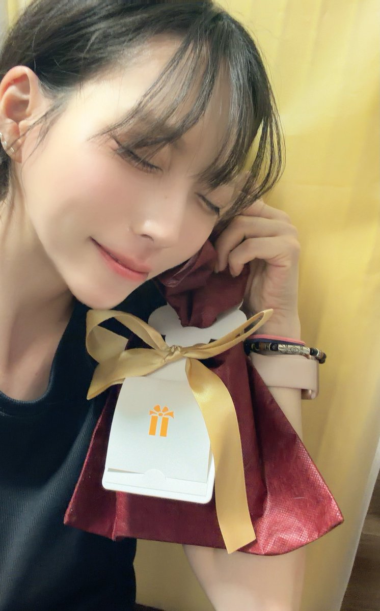 rukia_0804's tweet photo. @games3104 さたんんんんん😭💗

お誕生日プレゼントありがとう😭💗

今おうちやっと帰ってこれて、衝撃だよぉおおお😭🙏

大切に大切に使わせて頂きます！！！
※大きすぎて入らなかったので背景にキャリーを持ってきました💗 https://t.co/AtLGV6eUGe