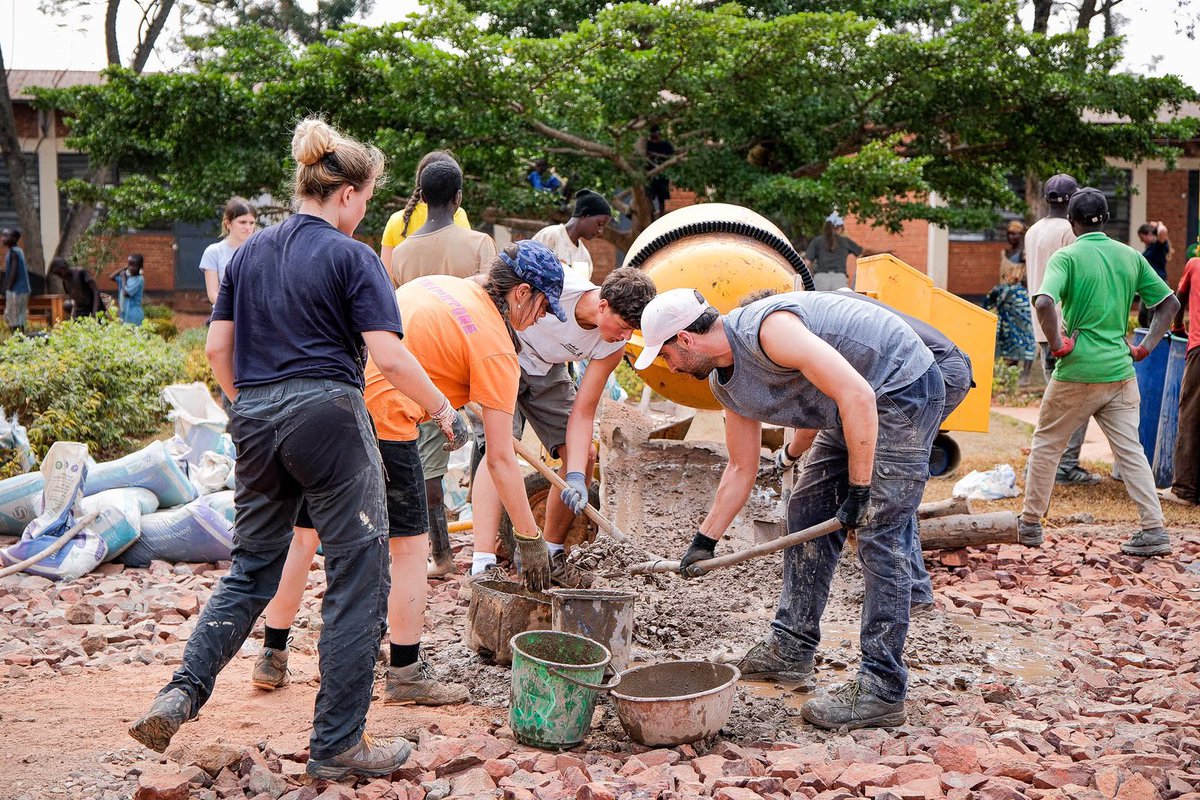 YukiOnlus's tweet photo. Da qualche giorno sono iniziati i lavori per la costruzione di un campo sportivo presso la scuola di Gasetsa, in Ruanda.
La realizzazione di questo campo è possibile grazie al sostegno di Greenberg Traurig Milan.
Un grazie ai volontari e a Wecare, insieme per un grande progetto! https://t.co/h61O1QIuyZ