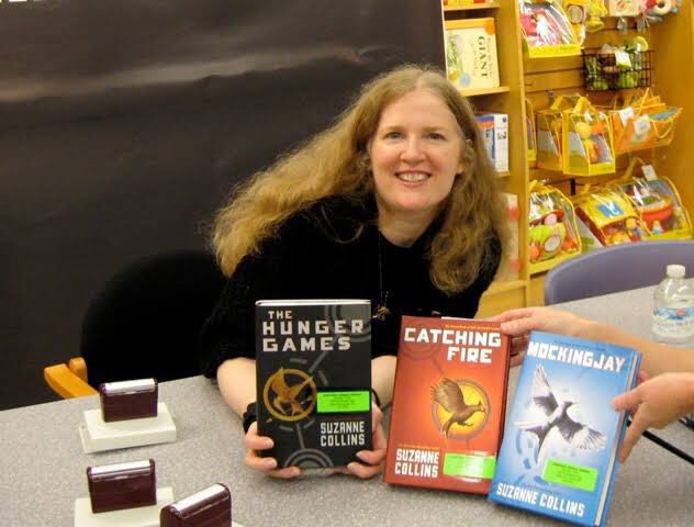 thngergames's tweet photo. hoje é aniversário de 64 anos de suzanne collins, a mulher mais inteligente do mundo, que escreveu jogos vorazes falando sobre política pra jovens, consciência de classe, fascismo, estado de natureza, contrato social, espetacularização da violência e marcou uma geração https://t.co/hlFH955oHn