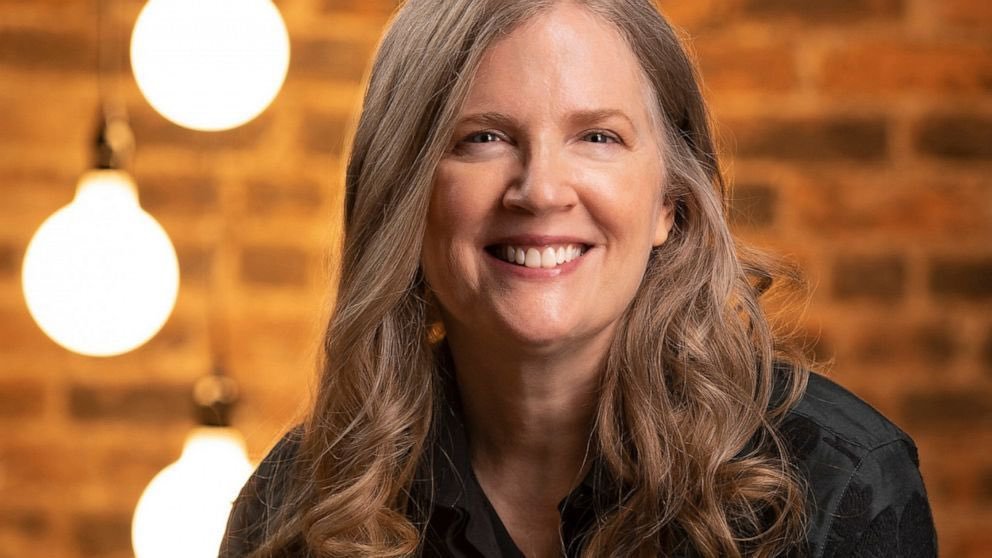 thngergames's tweet photo. hoje é aniversário de 64 anos de suzanne collins, a mulher mais inteligente do mundo, que escreveu jogos vorazes falando sobre política pra jovens, consciência de classe, fascismo, estado de natureza, contrato social, espetacularização da violência e marcou uma geração https://t.co/hlFH955oHn