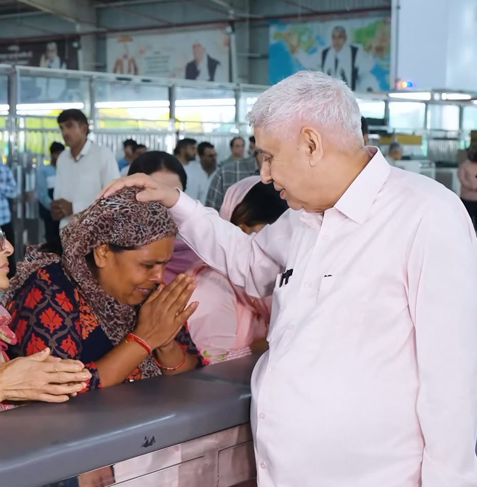 sanewshimachal's tweet photo. मधेपुरा, नेपाल के एम्प्लॉयी यूनियन वाइस चेयरमैन ने सतलोक आश्रम, श्री धनाना धाम में संत रामपाल जी महाराज के दर्शन किए। उन्होंने सद्भक्ति, मानवता, सेवा और शांति के संदेश की सराहना की।

#SantRampalJiMaharaj #Nepal #Madhepur #EmployeeUnion #ViceChairman #Satbhakti #Humanity https://t.co/INzTFz7oWV
