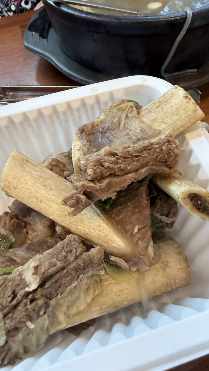 useunuz's tweet photo. 춘천 평창한우에서 갈비탕 먹고 왔어요.
갈비탕은 18,000원이었고, 국물은 깔끔한 편이었습니다.
고기도 부드러워서 밥이랑 먹기 좋았어요.
남은 갈비탕은 포장도 가능하고, 포장할 때 육수를 더 부어준다고 해서 괜찮게 느껴졌습니다.
깔끔한 갈비탕 한 그릇 먹고 싶을 때 들르기 좋은 곳이었어요. https://t.co/9rjMskiSwa