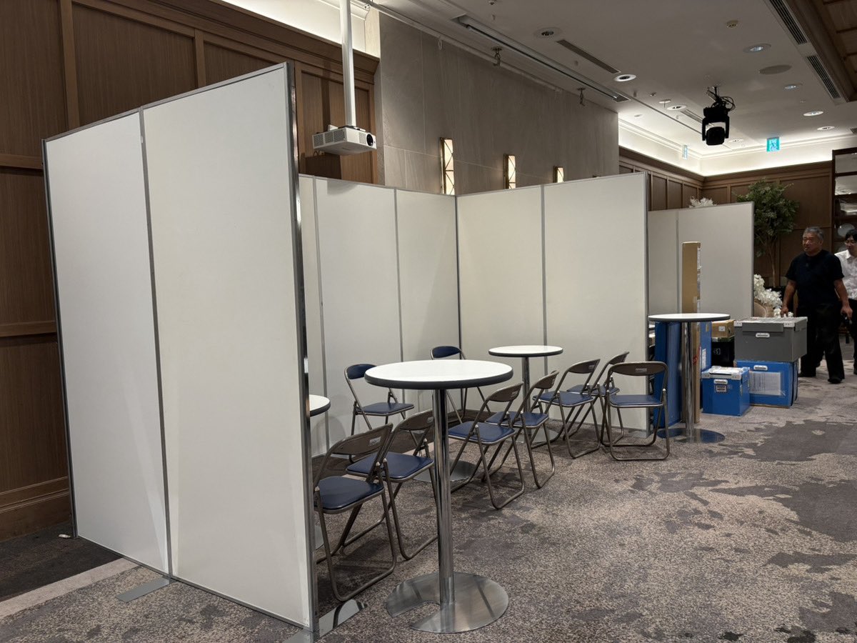 event21_atsuro's tweet photo. 先日、関東の先輩に展示会会場のブース設営に行っていただきました！
システムパネルでブースを作っております！
#EVENT21 #展示会 #ブース設営 https://t.co/hi7pUD89K8