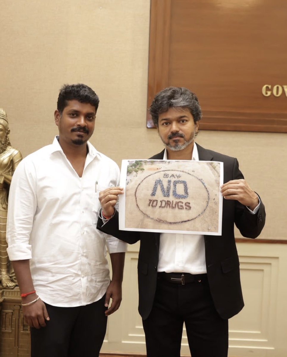 VigneshTvkCbe's tweet photo. இன்று மாண்புமிகு முதலமைச்சர் அவர்களை சந்தித்து கோவை கல்லூரி மாணவர்களின் ‘போதைக்கு எதிரான விழிப்புணர்வு’ 
பிரச்சார புகைப்படத்தை காண்பித்தோம்.
அம்மாணவர்களுக்கு அவரின் வாழ்த்துக்களையும் 
நன்றியையும் தெரிவித்தார்❤️
@CMOTamilnadu https://t.co/G7DVIR8moV