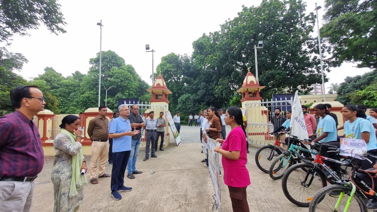 bhu_updates's tweet photo. नशामुक्त भारत अभियान के अंतर्गत राष्ट्रीय सेवा योजना, बीएचयू, के तत्वावधान में ‘संडे ऑन साइकिल’ कार्यक्रम आयोजित किया गया। कार्यक्रम का उद्देश्य युवाओं को नशे के दुष्परिणामों के प्रति जागरूक करना तथा नशामुक्त भारत के संदेश को समाज तक पहुंचाने के लिए उन्हें प्रेरित करना था। 
#BHU https://t.co/s4oanKKOVc