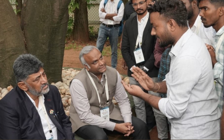 PMNehru's tweet photo. Protest in Delhi- Police used violence against students, Rahul condemned.

Protest in Jharkhand- Police used violence against students, Rahul condemned.

Protest in Karnataka- CM & HM sat down and talked to the protesters. 

But Godi media won't tell you this, they will use Jharkhand as a means to justify police brutality & surveillance in Delhi.