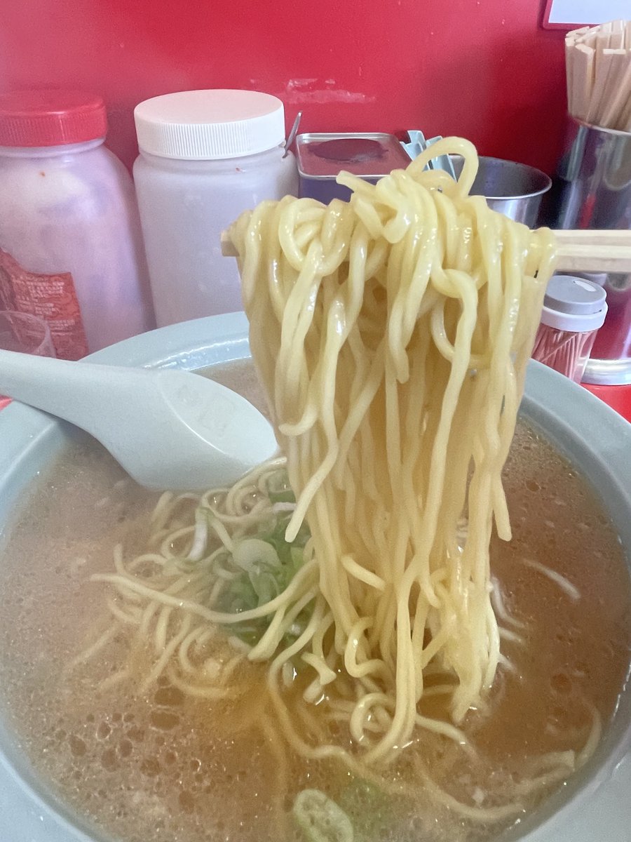 ramen_man0806's tweet photo. 🍜 ラーメン屋目線｜ニューラーメンショップ浦安富士見店

今朝の朝ラー。

▫︎中盛り素ラーメン　600円
▫︎ゆで卵1個まで無料
▫︎ライス1杯まで無料
▫︎ネギ・玉ねぎ・にんにく・ほぐしチャーシューは、カウンター上のセルフトッピング。

まずはそのままスープを味わい、途中でセルフトッピングを追加して味変。

朝からしっかり満足できる一杯でした。

並盛り素ラーメンは500円。

この価格で朝営業を続けているのは、本当にすごい。

#麺ラジ #らーめん男日記 #ラーメン #ラーメンショップ #朝ラー #朝ラーメン #浦安市
