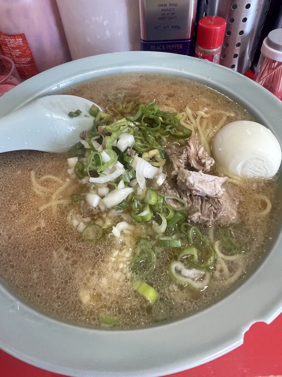 ramen_man0806's tweet photo. 🍜 ラーメン屋目線｜ニューラーメンショップ浦安富士見店

今朝の朝ラー。

▫︎中盛り素ラーメン　600円
▫︎ゆで卵1個まで無料
▫︎ライス1杯まで無料
▫︎ネギ・玉ねぎ・にんにく・ほぐしチャーシューは、カウンター上のセルフトッピング。

まずはそのままスープを味わい、途中でセルフトッピングを追加して味変。

朝からしっかり満足できる一杯でした。

並盛り素ラーメンは500円。

この価格で朝営業を続けているのは、本当にすごい。

#麺ラジ #らーめん男日記 #ラーメン #ラーメンショップ #朝ラー #朝ラーメン #浦安市