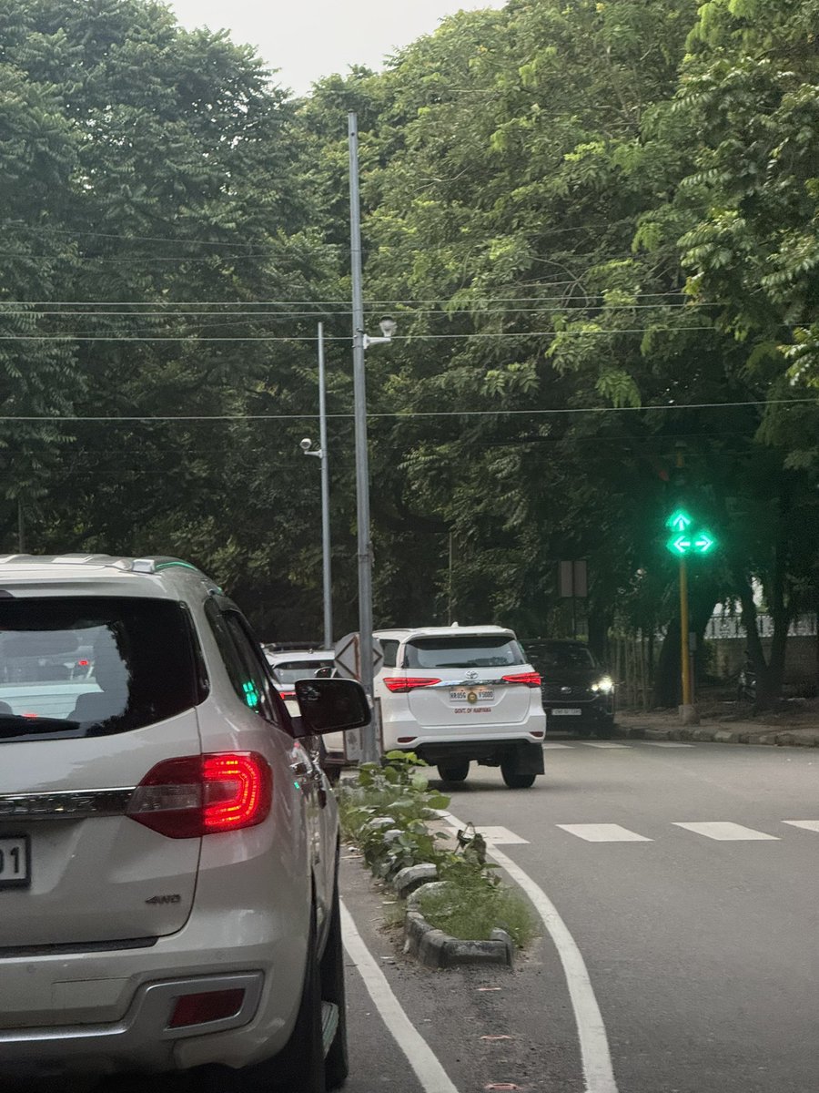 ShivrattanDhil1's tweet photo. Sure, government vehicles don’t need an IND number plate, right? And yes, they also get the privilege of driving in the wrong lane and jumping red lights? Okay, our bad! @trafficchd  @police_haryana https://t.co/MQ5BJ9kBF1