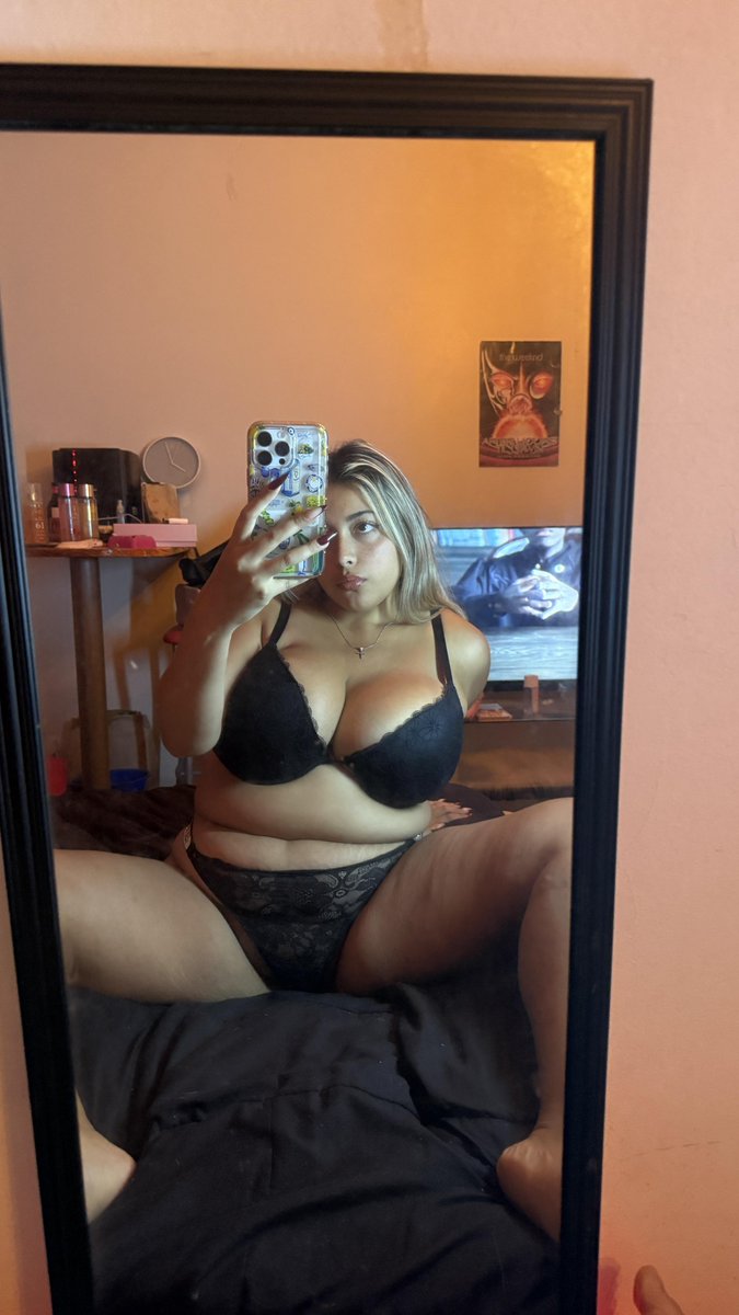 Sightvu60's tweet photo. I absolutely love dad bods, but do men love midget bods like me the same way? https://t.co/paDRB7XsLH
