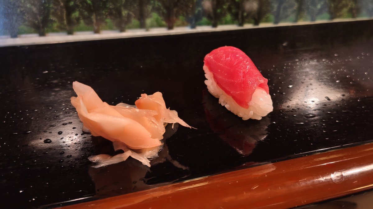blackmoneeeey's tweet photo. アート展のあとはかの有名なお寿司！ 平日かつ変な時間帯だったせいか貸切😂（ちなみに昨日の夜予約入れた）甲子園中継を横目に大将とサシでお話させていただきました笑 ︎︎ちょっと緊張したけどとっても美味しかった～！ https://t.co/qBojUFuQ25