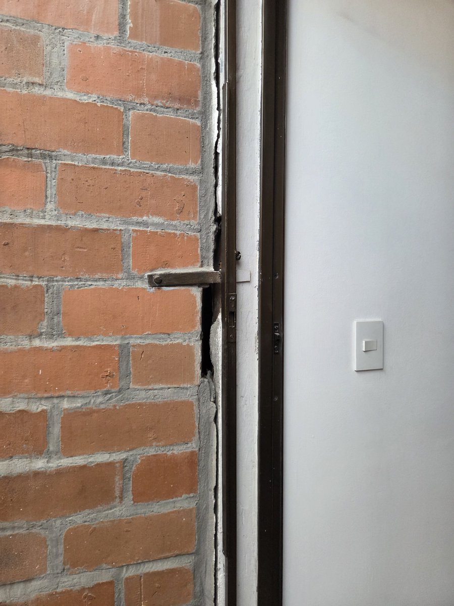 EstebanFloMon's tweet photo. @Juanjosebarrien Algún ingeniero que me diga si esto en un edificio es normal. Creo que ha cedido un poco y se ha caído una partes....puedo hasta ver el patio del vecino. https://t.co/K3NVKRlk3P
