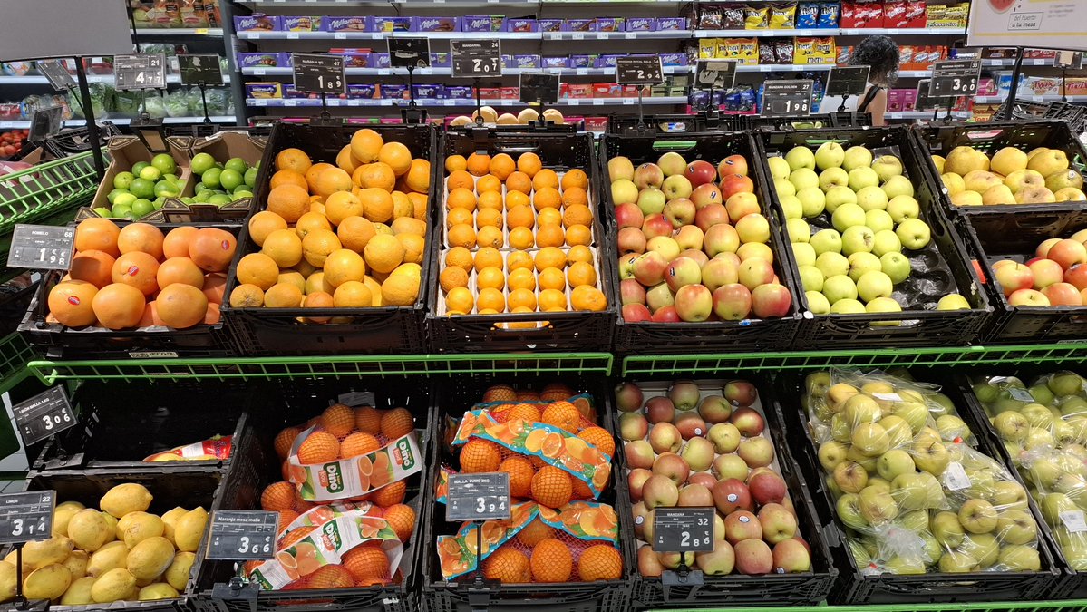 Cenas. Kanāriju salās pārtikai ir 0% likme un pārējam ir samazinātas 3%, 7 % likmes, cenas nav mazākas kā LV. 
Ir lietas, kuras var atrast lētāk, īpaši akcijās. Siers, piem. 
Cūkgaļa pārsvarā dārgāka, liellopu, tītara, truša gaļa- lētāka. 
Augļi, dārzeņi dārgāki, īpaši dārzeņi. https://t.co/mtIgOKY9BA