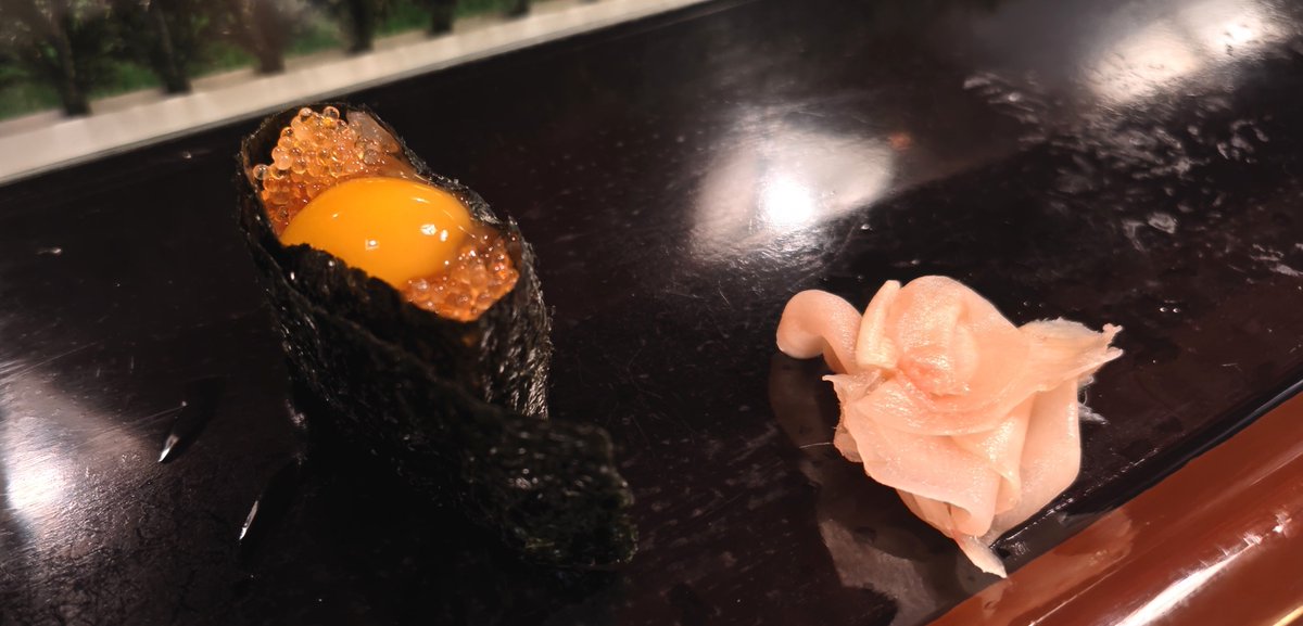 blackmoneeeey's tweet photo. 特上は9貫、～上は7貫とのことだったので胃袋の容量の都合で上いかせていただいたけれど次は特上食べたい https://t.co/VUeIBYzPmr