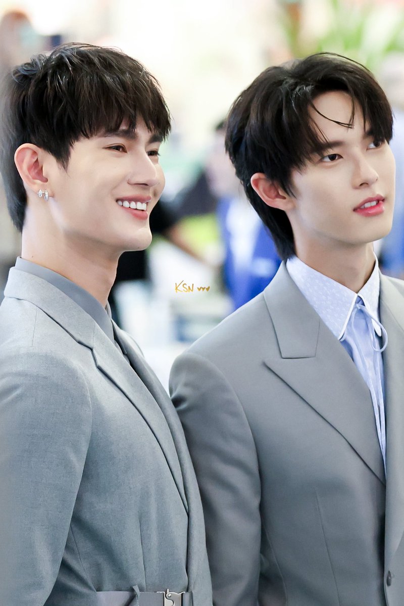 ksnsakasong's tweet photo. 2 ปีกับชื่อด้อมคู่ ที่ประกาศมาแล้วทุกคนร้อง ว้าววว เซอร์พร้ายยยย จนเจ้าของด้อมงอแงบอกก็คิดไม่ออกอ้ะะ 55555555

BABEHOOPERS 2ND ANNIVERSARY 
#2YBabeHooPersxPoohPavel

กว่าจะผ่านเวลาล่วงเลยมาจนมีชื่อด้อม และกว่าจะมีวันนี้มันไม่ง่ายเลยเนอะ คนสองคนที่ไม่มีอะไรเหมือนกันเลย แต่อยู่ตรงนี้ด้วยกันมา 3 ปีกว่า จะ 4 ปีแล้ว โคตรพิเศษ

ดีใจที่วันนี้พูห์พาเวลยังจับมือกันเดินมาได้อย่างแข็งแรงนะคะ บบฮปก็อยู่แถวนี้แหละน้าา คอยวิ่งเล่นเป็นกำลังใจให้อยู่ตรงนี้ไปเรื่อยๆ

มั่นใจได้เลยว่าเธอทั้งสองคนจะถูกรักเสมอ ❤️