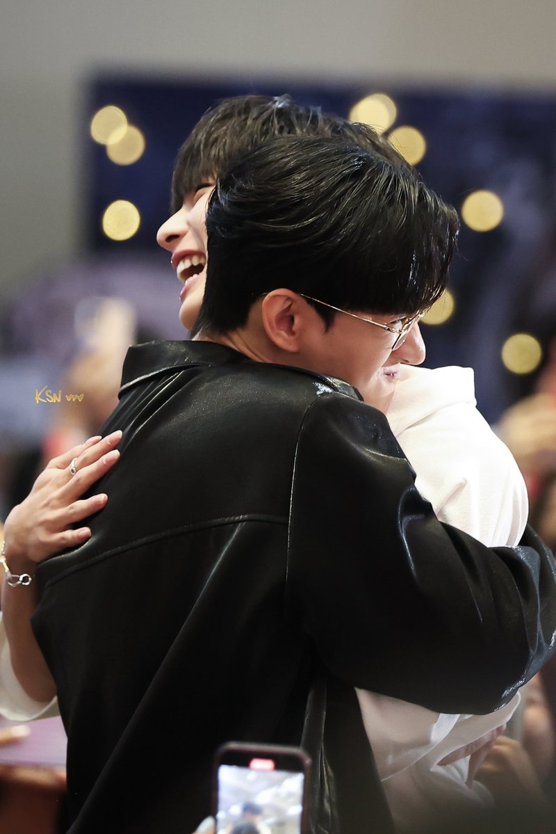 ksnsakasong's tweet photo. 2 ปีกับชื่อด้อมคู่ ที่ประกาศมาแล้วทุกคนร้อง ว้าววว เซอร์พร้ายยยย จนเจ้าของด้อมงอแงบอกก็คิดไม่ออกอ้ะะ 55555555

BABEHOOPERS 2ND ANNIVERSARY 
#2YBabeHooPersxPoohPavel

กว่าจะผ่านเวลาล่วงเลยมาจนมีชื่อด้อม และกว่าจะมีวันนี้มันไม่ง่ายเลยเนอะ คนสองคนที่ไม่มีอะไรเหมือนกันเลย แต่อยู่ตรงนี้ด้วยกันมา 3 ปีกว่า จะ 4 ปีแล้ว โคตรพิเศษ

ดีใจที่วันนี้พูห์พาเวลยังจับมือกันเดินมาได้อย่างแข็งแรงนะคะ บบฮปก็อยู่แถวนี้แหละน้าา คอยวิ่งเล่นเป็นกำลังใจให้อยู่ตรงนี้ไปเรื่อยๆ

มั่นใจได้เลยว่าเธอทั้งสองคนจะถูกรักเสมอ ❤️
