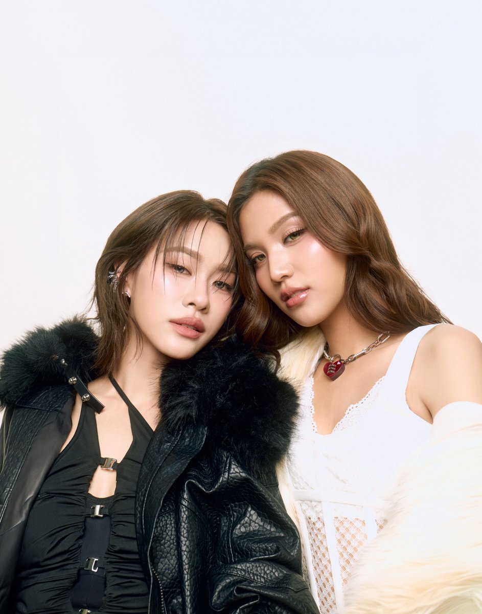 twavebyku's tweet photo. “EMIBONNIE” ส่ง “Red Kiss” ซิงเกิลใหม่จังหวะ POP ชวนใจเต้น ผสมดนตรีกลิ่นอายเซ็กซี่ เต็มไปด้วยแรงดึงดูดจนห้ามใจไม่อยู่
#RedKiss_EMIBONNIE 
#EmiBonnie
 ได้รับกระแสตอบรับจากแฟนเพลงอย่างล้มหลาม หลังเปิดตัวในฐานะเป็นศิลปินดูโอ้หญิงคู่แรก จาก “RISER MUSIC” สำหรับ “EMIBONNIE” หรือ “เอมี่ ทสร กลิ่นเนี่ยม” และ “บอนนี่ ภัทราภัสร์ โบรัชตะสุวรรณ์” ที่เดบิวต์ซิงเกิลอย่าง “ยิ่งชิดยิ่งคิด” (Fall For You)ด้วยยอดวิวกว่า 3 ล้านวิว ล่าสุดกลับมาพร้อมซิงเกิลที่ 2 กับเพลงเมโลดี้ติดหูอย่าง “Red Kiss” แนวดนตรี POP ผสม Disco House ที่สนุกฟังง่าย เต็มไปด้วยกลิ่นอายเซ็กซี่ .ถ่ายทอดโมเมนต์ที่เต็มไปด้วยแรงดึงดูดจนห้ามใจไม่อยู่  พร้อมได้ทีมเบื้องหลังคุณภาพอย่าง “Wisp Team” รับหน้าที่โปรดิวเซอร์ ยิ่งช่วยส่งอารมณ์ของเพลงให้ลงตัวยิ่งขึ้น

เบื้องหลังการทำงานซิงเกิลคัมแบ็คครั้งนี้ “EMIBONNIE” เล่าว่า “สำหรับซิงเกิล “Red Kiss” เป็นซิงเกิลที่ 2 ของเราค่ะ กลับมาคราวนี้ในลุคใหม่ โฉมใหม่ ที่ดูโตขึ้นฉีกไปจากภาพจำเดิมๆ ที่ทุกคนเคยเห็นรวมถึงแนวเพลงก็จะเป็นเพลงแนวใหม่ ที่มีจังหวะ POP ผสมผสานกับ Disco House สนุกฟังง่าย เมโลดี้ติดหู พอได้ยินครั้งแรก ก็จะรู้สึกอยากขยับร่างกายไปตามจังหวะเพลง เป็นกรูฟใหม่ๆ ที่เรา 2 คนยังไม่เคยได้ลองทำค่ะ ก็รู้สึกตื่นเต้นมากค่ะ แต่ได้พี่ๆ “Wisp Team” ซึ่งเป็นทีมที่คุ้นเคยกันอยู่แล้ว มาโปรดิวซ์เพลงให้ ก็เลยรู้สึกอุ่นใจ แล้วก็ทำให้มวลรวมของเพลงออกมาดูทันสมัยเข้าถึงง่ายค่ะ สำหรับเนื้อหาของเพลงเล่าถึงโมเมนต์ของคนสองคนที่ต่างรู้ว่าการเข้าใกล้กันอาจเป็นเรื่องอันตราย แต่ยิ่งห้ามกลับยิ่งดึงดูด จนสุดท้ายก็เลือกปล่อยให้หัวใจเป็นคนตัดสินซึ่งในเพลงจะถ่ายทอดความรู้สึกของแรงดึงดูดระหว่างคนสองคนผ่านประโยค "Don't kiss ไม่ไหว" และ "Red Kiss me right now" ค่ะ ส่วน MV จะเล่าผ่านคอนเซ็ปต์ “Red Moon” หรือปรากฎการณ์อย่างจันทรุปราคา เปรียบความสัมพันธ์ของคนสองคนที่แม้จะอยู่คนละเส้นทาง แต่เมื่อโคจรมาอยู่ในความถี่เดียวกัน ก็เกิดแรงดึงดูดที่ไม่สามารถต้านทานได้ จนนำไปสู่ช่วงเวลาที่เรียกว่า “Red Kiss” ซึ่งตอนนี้ทั้งเพลงและ MV ปล่อยออกมาแล้ว หวังว่าทุกคนจะชอบ เพราะเราสองคนตั้งใจกับซิงเกิลนี้กันมากๆ ค่ะ”

 สามารถรับชม Music Video เพลง “Red Kiss” ของ“EMIBONNIE” ได้ที่ YouTube: RISER MUSIC และรับฟังผ่านMusic Streaming ทุกแพลตฟอร์ม และติดตามข่าวสารได้ที่ Facebook, Instagram, X, TikTok ของ RISER MUSIC