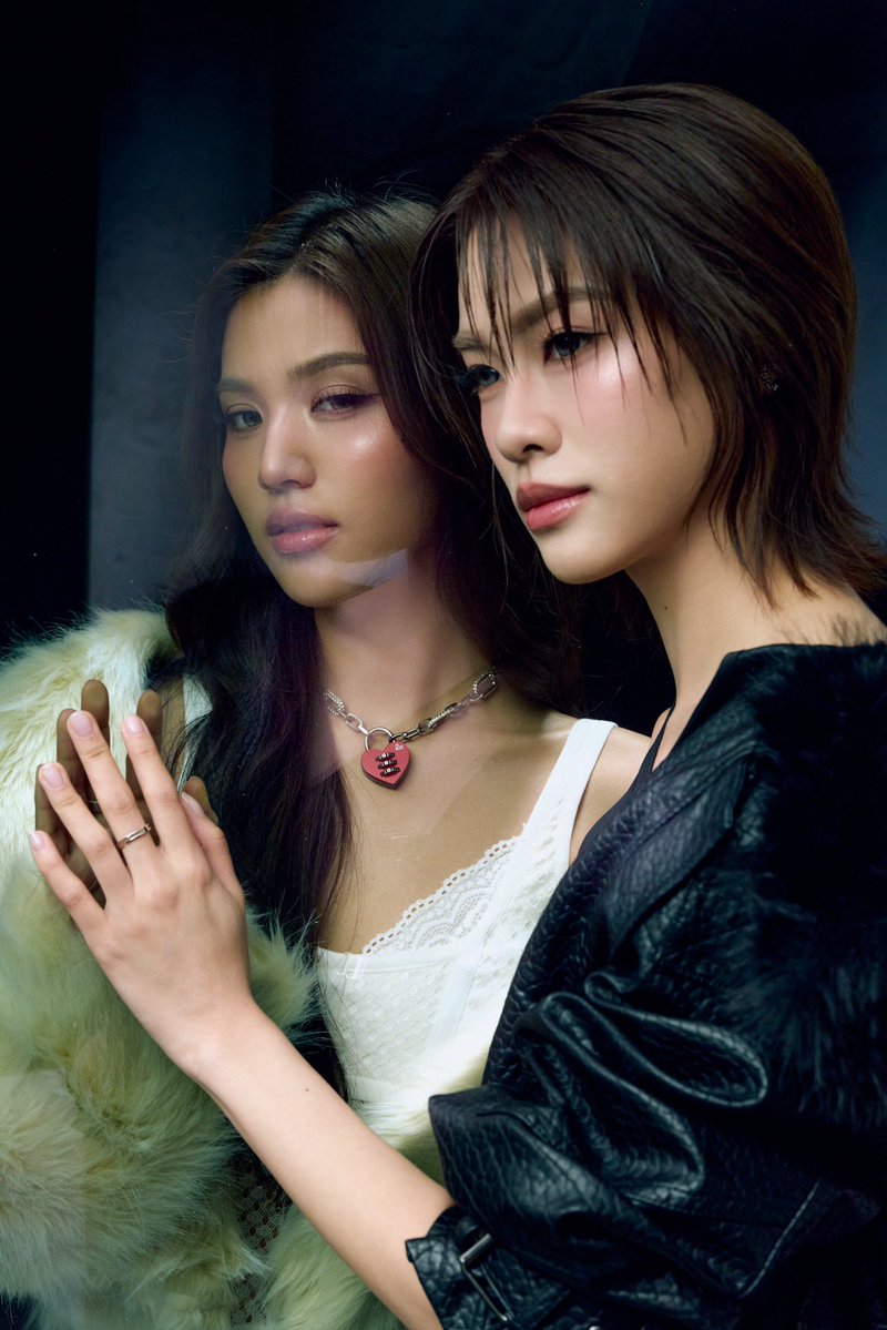 twavebyku's tweet photo. “EMIBONNIE” ส่ง “Red Kiss” ซิงเกิลใหม่จังหวะ POP ชวนใจเต้น ผสมดนตรีกลิ่นอายเซ็กซี่ เต็มไปด้วยแรงดึงดูดจนห้ามใจไม่อยู่
#RedKiss_EMIBONNIE 
#EmiBonnie
 ได้รับกระแสตอบรับจากแฟนเพลงอย่างล้มหลาม หลังเปิดตัวในฐานะเป็นศิลปินดูโอ้หญิงคู่แรก จาก “RISER MUSIC” สำหรับ “EMIBONNIE” หรือ “เอมี่ ทสร กลิ่นเนี่ยม” และ “บอนนี่ ภัทราภัสร์ โบรัชตะสุวรรณ์” ที่เดบิวต์ซิงเกิลอย่าง “ยิ่งชิดยิ่งคิด” (Fall For You)ด้วยยอดวิวกว่า 3 ล้านวิว ล่าสุดกลับมาพร้อมซิงเกิลที่ 2 กับเพลงเมโลดี้ติดหูอย่าง “Red Kiss” แนวดนตรี POP ผสม Disco House ที่สนุกฟังง่าย เต็มไปด้วยกลิ่นอายเซ็กซี่ .ถ่ายทอดโมเมนต์ที่เต็มไปด้วยแรงดึงดูดจนห้ามใจไม่อยู่  พร้อมได้ทีมเบื้องหลังคุณภาพอย่าง “Wisp Team” รับหน้าที่โปรดิวเซอร์ ยิ่งช่วยส่งอารมณ์ของเพลงให้ลงตัวยิ่งขึ้น

เบื้องหลังการทำงานซิงเกิลคัมแบ็คครั้งนี้ “EMIBONNIE” เล่าว่า “สำหรับซิงเกิล “Red Kiss” เป็นซิงเกิลที่ 2 ของเราค่ะ กลับมาคราวนี้ในลุคใหม่ โฉมใหม่ ที่ดูโตขึ้นฉีกไปจากภาพจำเดิมๆ ที่ทุกคนเคยเห็นรวมถึงแนวเพลงก็จะเป็นเพลงแนวใหม่ ที่มีจังหวะ POP ผสมผสานกับ Disco House สนุกฟังง่าย เมโลดี้ติดหู พอได้ยินครั้งแรก ก็จะรู้สึกอยากขยับร่างกายไปตามจังหวะเพลง เป็นกรูฟใหม่ๆ ที่เรา 2 คนยังไม่เคยได้ลองทำค่ะ ก็รู้สึกตื่นเต้นมากค่ะ แต่ได้พี่ๆ “Wisp Team” ซึ่งเป็นทีมที่คุ้นเคยกันอยู่แล้ว มาโปรดิวซ์เพลงให้ ก็เลยรู้สึกอุ่นใจ แล้วก็ทำให้มวลรวมของเพลงออกมาดูทันสมัยเข้าถึงง่ายค่ะ สำหรับเนื้อหาของเพลงเล่าถึงโมเมนต์ของคนสองคนที่ต่างรู้ว่าการเข้าใกล้กันอาจเป็นเรื่องอันตราย แต่ยิ่งห้ามกลับยิ่งดึงดูด จนสุดท้ายก็เลือกปล่อยให้หัวใจเป็นคนตัดสินซึ่งในเพลงจะถ่ายทอดความรู้สึกของแรงดึงดูดระหว่างคนสองคนผ่านประโยค "Don't kiss ไม่ไหว" และ "Red Kiss me right now" ค่ะ ส่วน MV จะเล่าผ่านคอนเซ็ปต์ “Red Moon” หรือปรากฎการณ์อย่างจันทรุปราคา เปรียบความสัมพันธ์ของคนสองคนที่แม้จะอยู่คนละเส้นทาง แต่เมื่อโคจรมาอยู่ในความถี่เดียวกัน ก็เกิดแรงดึงดูดที่ไม่สามารถต้านทานได้ จนนำไปสู่ช่วงเวลาที่เรียกว่า “Red Kiss” ซึ่งตอนนี้ทั้งเพลงและ MV ปล่อยออกมาแล้ว หวังว่าทุกคนจะชอบ เพราะเราสองคนตั้งใจกับซิงเกิลนี้กันมากๆ ค่ะ”

 สามารถรับชม Music Video เพลง “Red Kiss” ของ“EMIBONNIE” ได้ที่ YouTube: RISER MUSIC และรับฟังผ่านMusic Streaming ทุกแพลตฟอร์ม และติดตามข่าวสารได้ที่ Facebook, Instagram, X, TikTok ของ RISER MUSIC