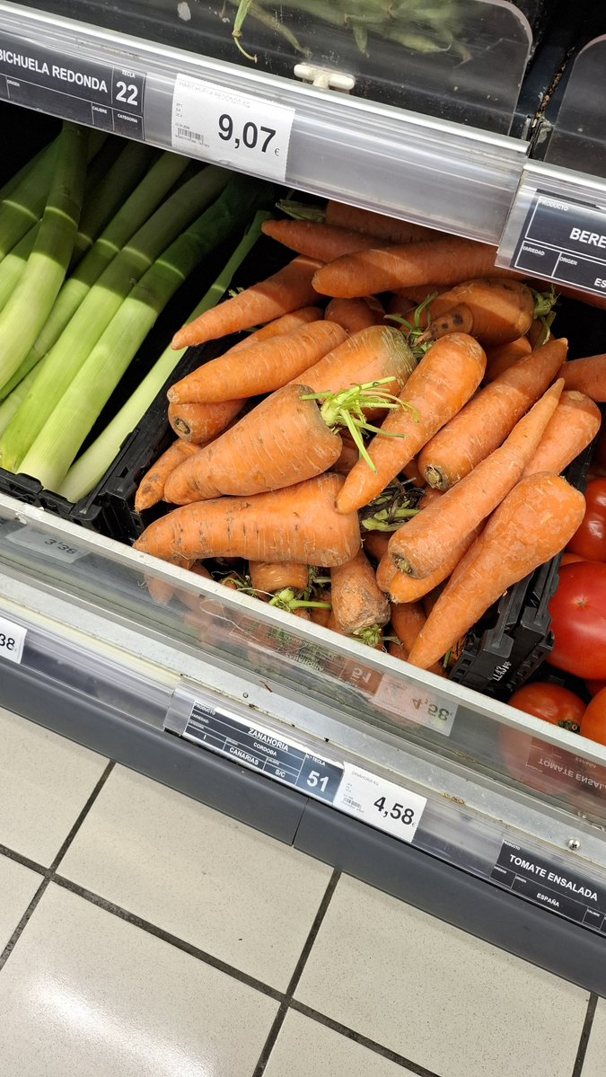 Īpaši vietējie. Visdārgāki ir vietējie ????. Ap 3-5€/kg par ???????????? cena grozās. Kontinentālās Spānijas burkāni lētāki.

Bet ar LV cenām, īpaši sezonas nesalīdzināmi. Dārzeņus ēdam daudz ????

Salās aizliegts ievest ????????????, esam ieskauti banānos, bet.. dabūt ???? zem 2€ jau ir veiksme???? https://t.co/SBUEbE8st8