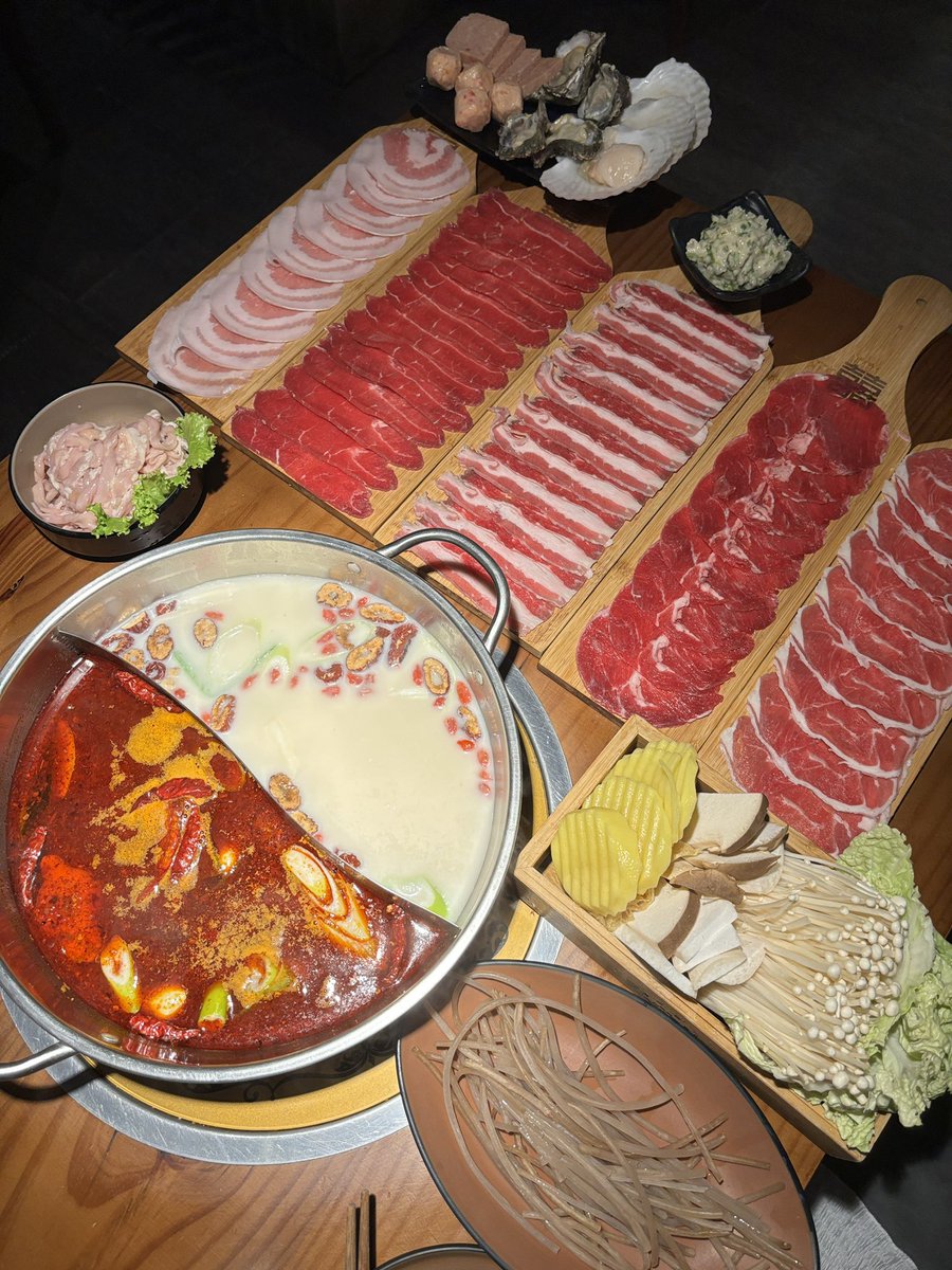 viewwrs's tweet photo. สามก๊กหม่าล่า (แบบชั่ง) ถูกมาก อร่อยมากด้วย คิวเยอะ อยากให้มีสาขาเพิ่ม

Heihei hotpot เปนบุฟที่คุ้มมากก ไป
เชียงใหม่ทุกครั้งต้องกิน อยากให้มีสาขากรุงเทพ

Hotpot man บุฟเฟต์อร่อยในราคาดี แต่สาขาน้อยและไกล 

แฟมิลี่สุกี้ ร้านลับแถวmrt พหล เป็นอลาคาร์ทที่อร่อยมาก เนื้อดีเลย https://t.co/RfdJPSU2Mp