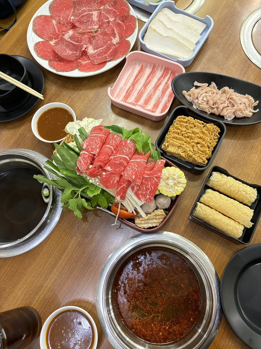 viewwrs's tweet photo. สามก๊กหม่าล่า (แบบชั่ง) ถูกมาก อร่อยมากด้วย คิวเยอะ อยากให้มีสาขาเพิ่ม

Heihei hotpot เปนบุฟที่คุ้มมากก ไป
เชียงใหม่ทุกครั้งต้องกิน อยากให้มีสาขากรุงเทพ

Hotpot man บุฟเฟต์อร่อยในราคาดี แต่สาขาน้อยและไกล 

แฟมิลี่สุกี้ ร้านลับแถวmrt พหล เป็นอลาคาร์ทที่อร่อยมาก เนื้อดีเลย https://t.co/RfdJPSU2Mp