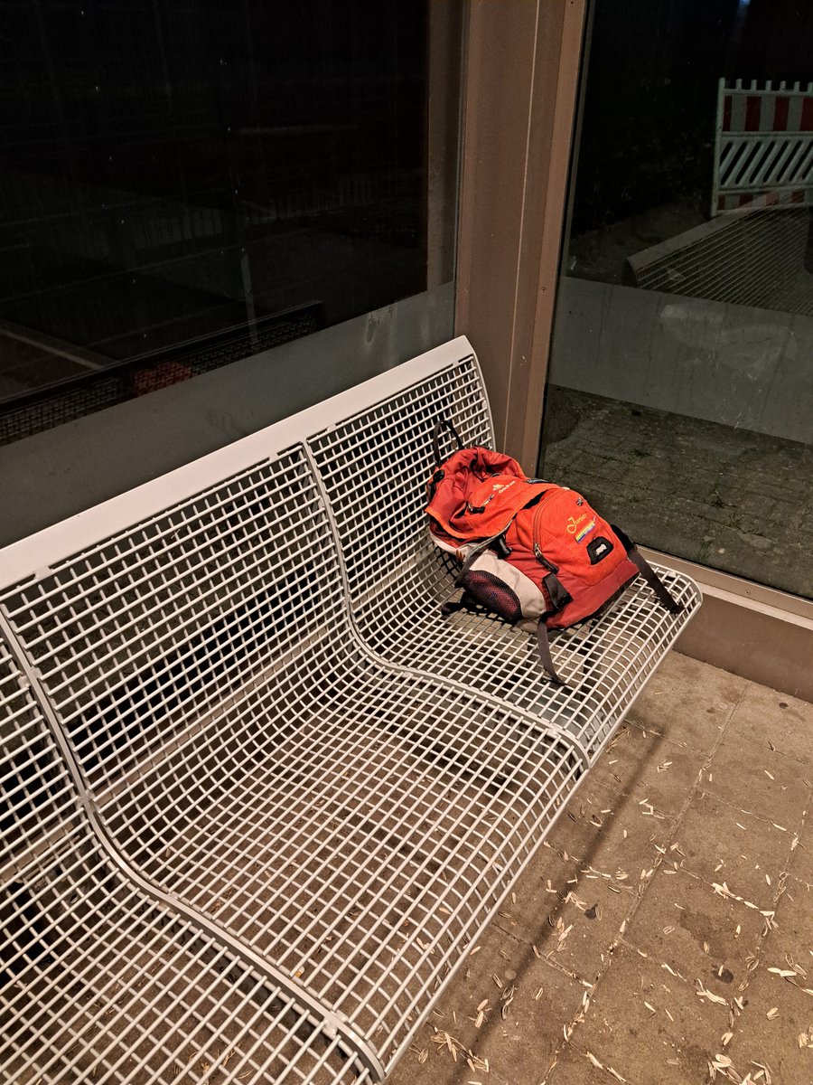 AbdomenActual's tweet photo. i didn't even tell you guys this i simply slept on this bench #ominous at the train station and every time a freight train passed it blew the cold ass air all over me i was #freezing but i don't regret a thing #NoRegrets❤️ https://t.co/E890jciQNA