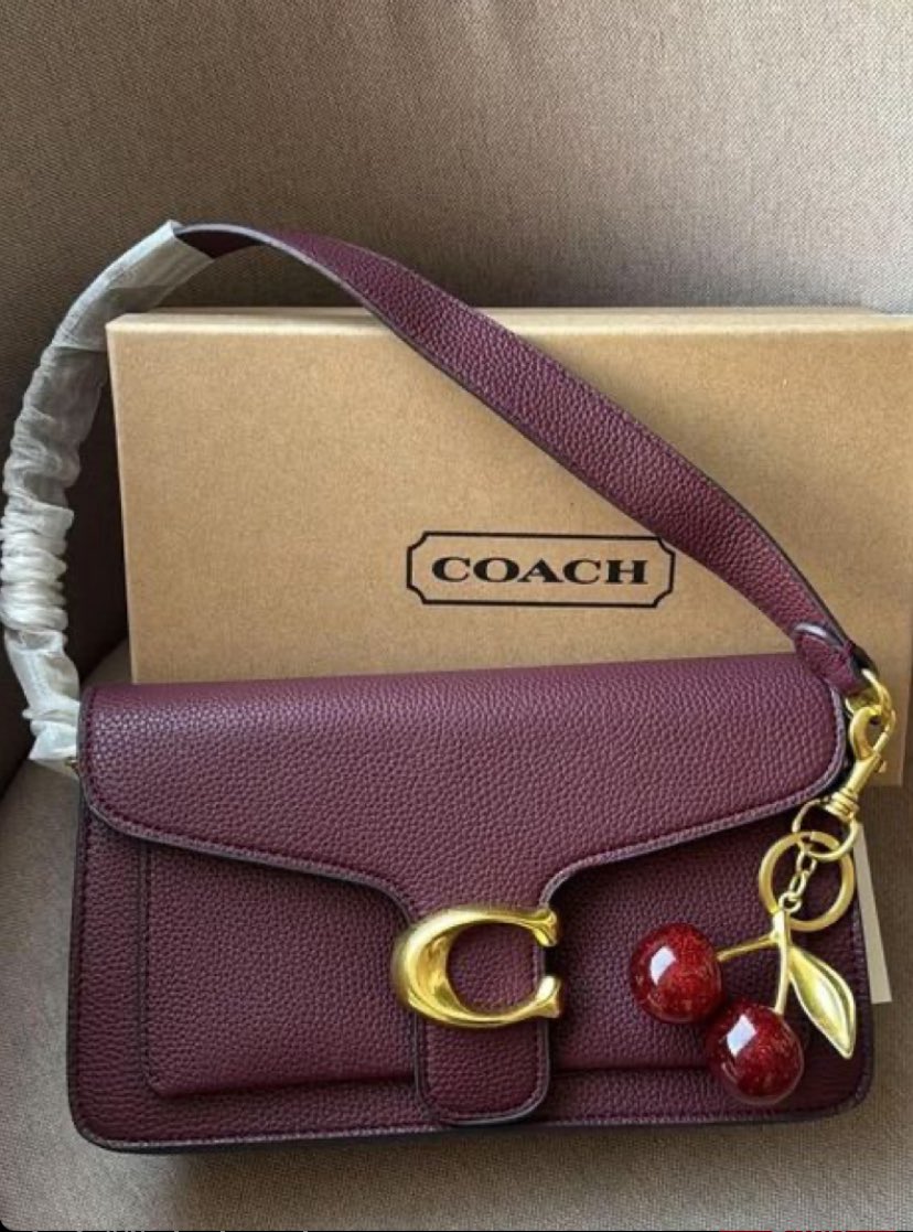 theGIRLScare's tweet photo. Burgundy bags just hit different. 
Pick your favourite😍 https://t.co/mPtt1czuUM