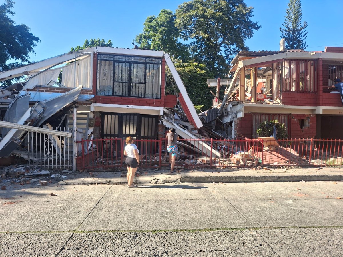 BytesByCharly's tweet photo. @cripi_r @Mariaandrea0113 @Alcaldiapereira La Villa está bien en general al parecer, pero lamentablemente hay casa caídas. Esto me pasaron quienes viven allí https://t.co/A9LIihllAB