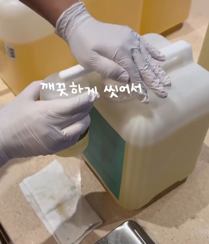 laterinfo_'s tweet photo. 아무 공병만 가져가면 바디워시 리필해주는 곳

신사 아로마티카 리필데이 가면 아무 공병이나 가져가서 공짜로 채워줌.

혜택: 1인당 1품목 300ml 무료
조건: 새 용기 구입 필요 없음, 아무 공병이나 깨끗하게 씻어서 가져가기만 하면 됨
이번 달 품목: 샴푸 / 바디워시 / 세제 (매달 변경됨)
매달 21일마다 진행

📍아로마티카 신사 (서울시 강남구 강남대로162길 41-4 / 1833-6569)