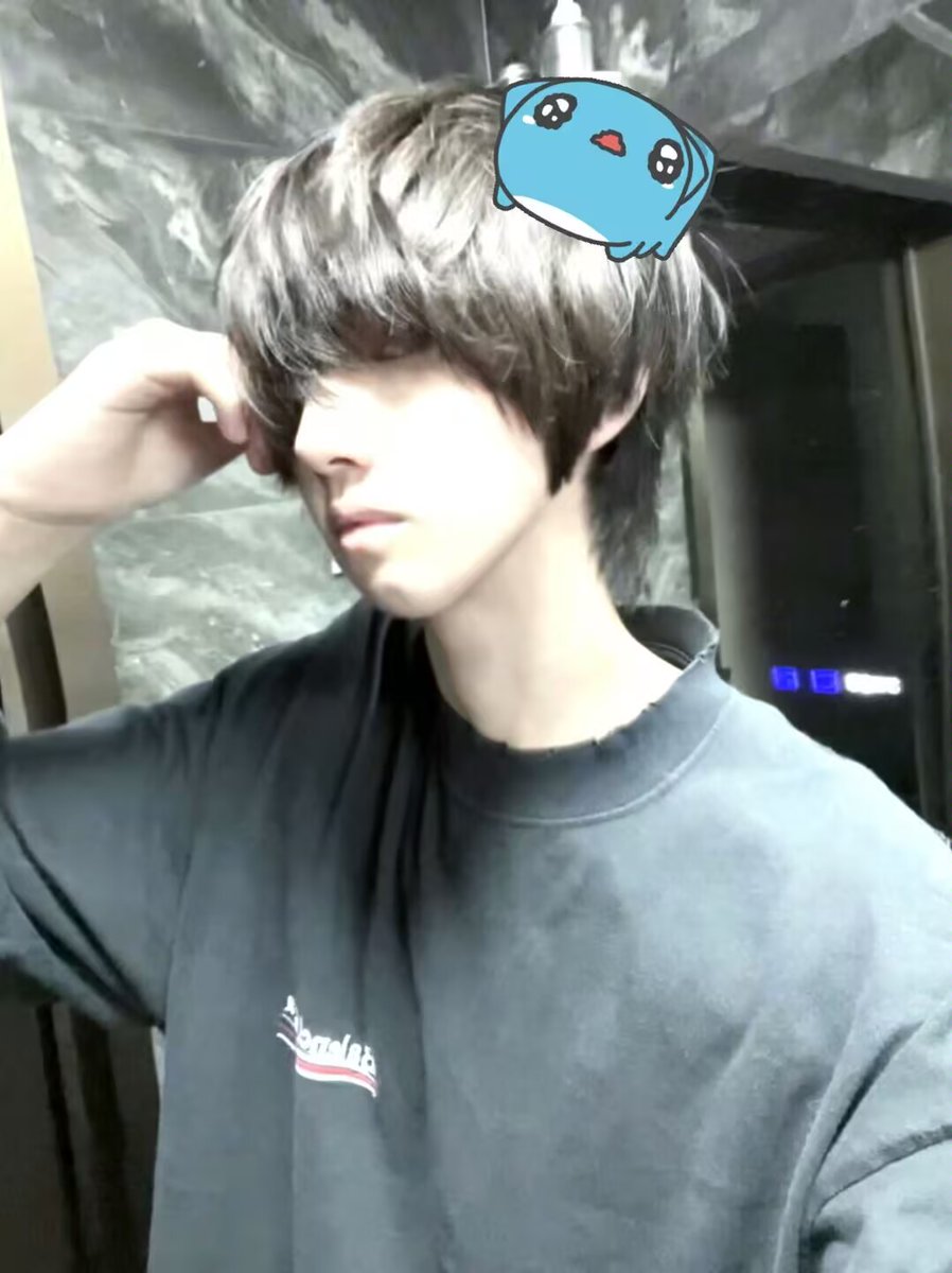 sam6lp's tweet photo. 别停下脚步，也别回头看，等你站到世界之巅，所有的流言与不堪，皆会化作你王座下的尘埃。所以，向前走吧。 https://t.co/Dd0SQcWSTo